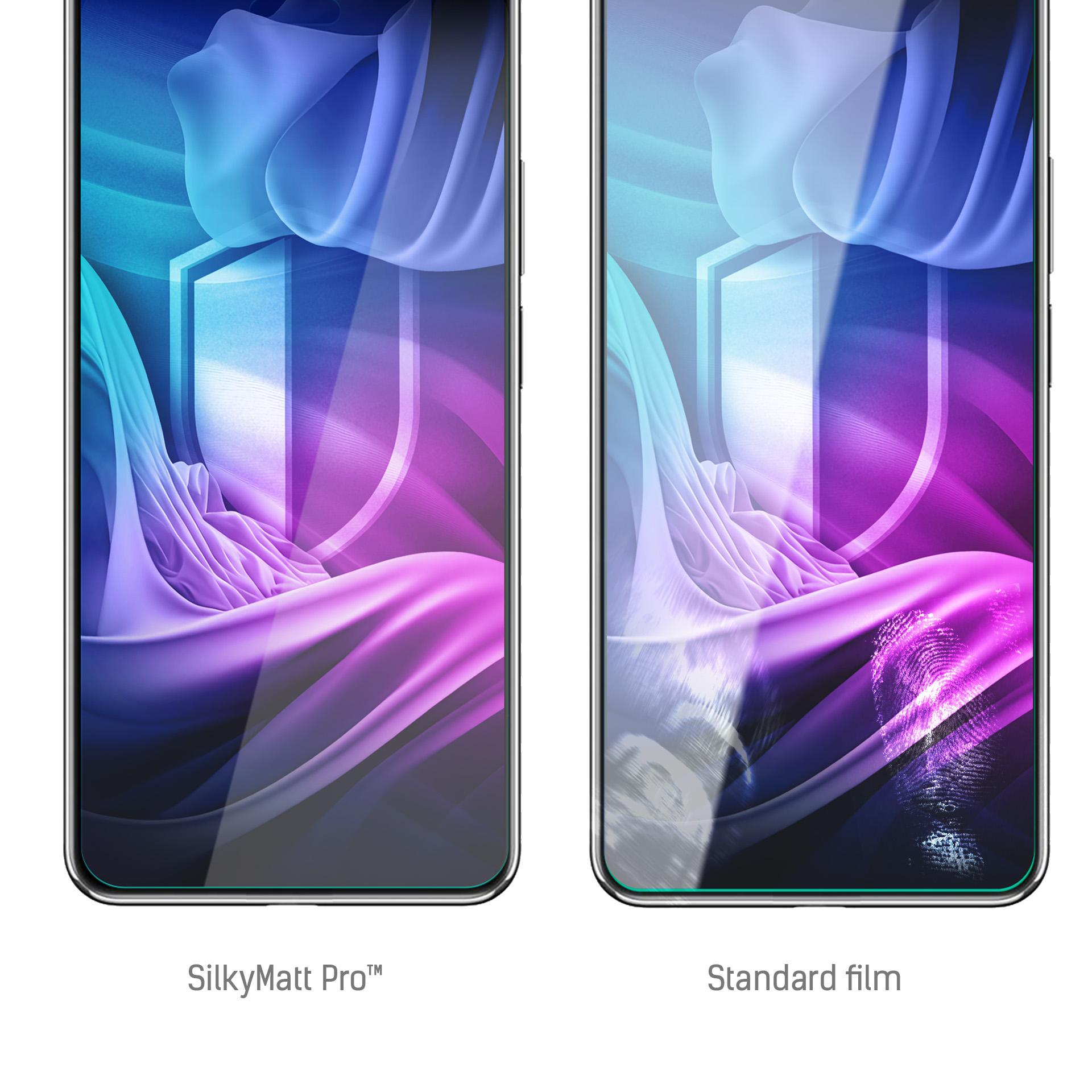 Due schermi di telefono affiancati, che mostrano protezioni schermo. Uno è SilkyMatt Pro, l'altro è un film standard.