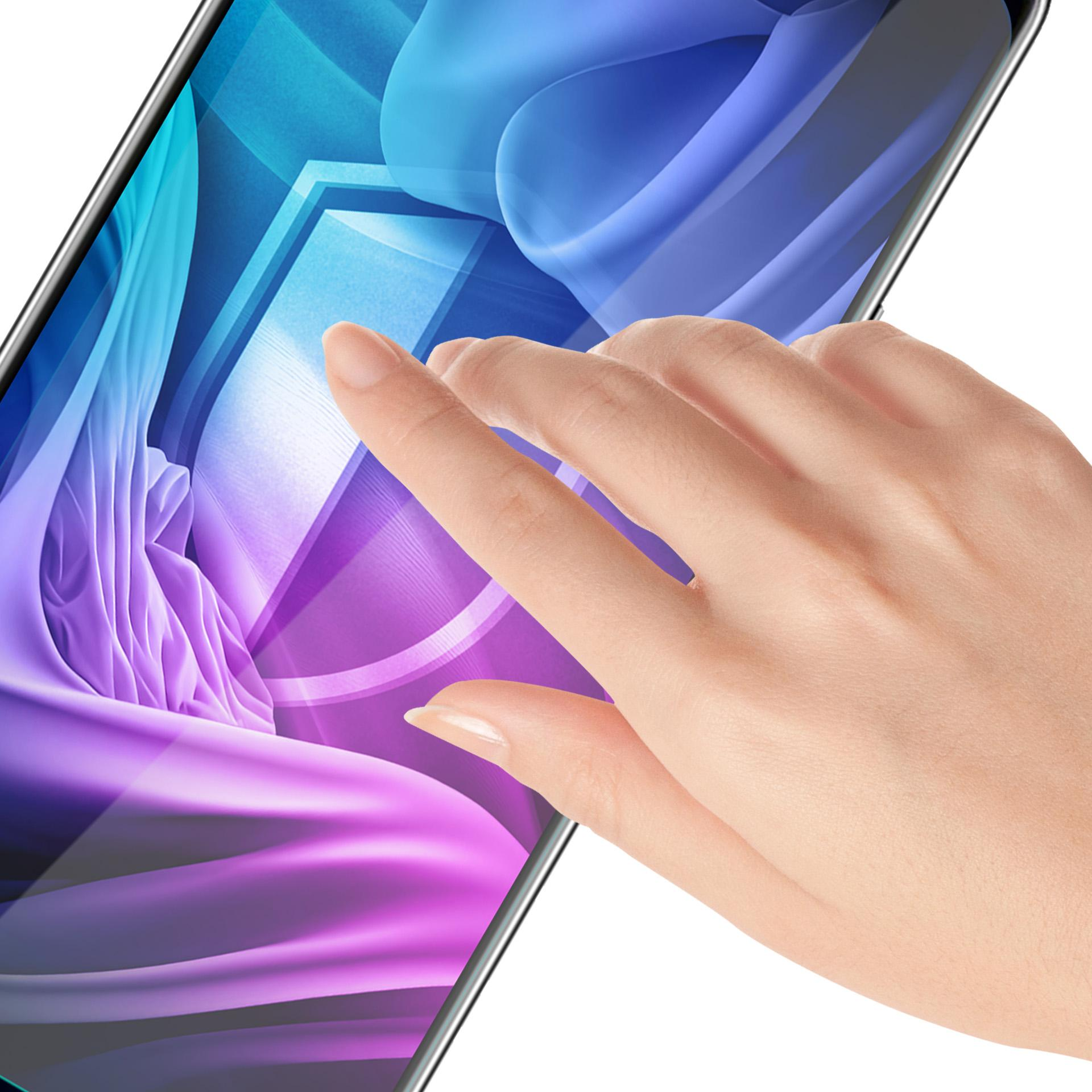 Una mano tocca lo schermo di un telefono. Lo schermo mostra forme astratte blu e viola. Sfondo bianco.