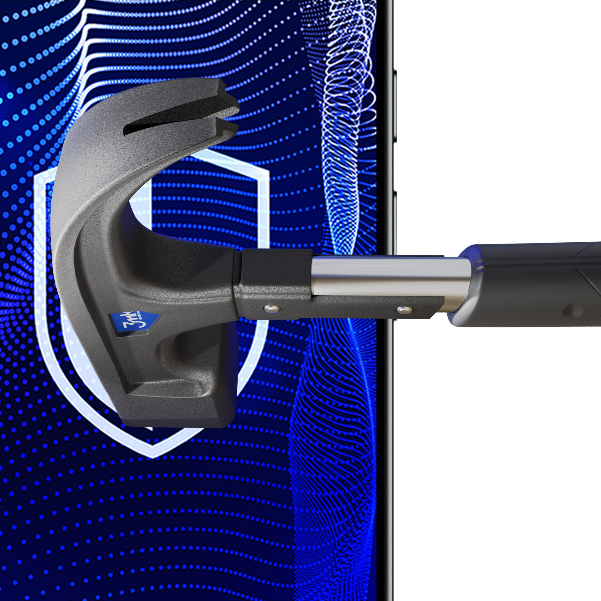 Szary młotek uderza w smartfon. Ekran telefonu pokazuje niebieski wzór. Młotek jest nad telefonem.