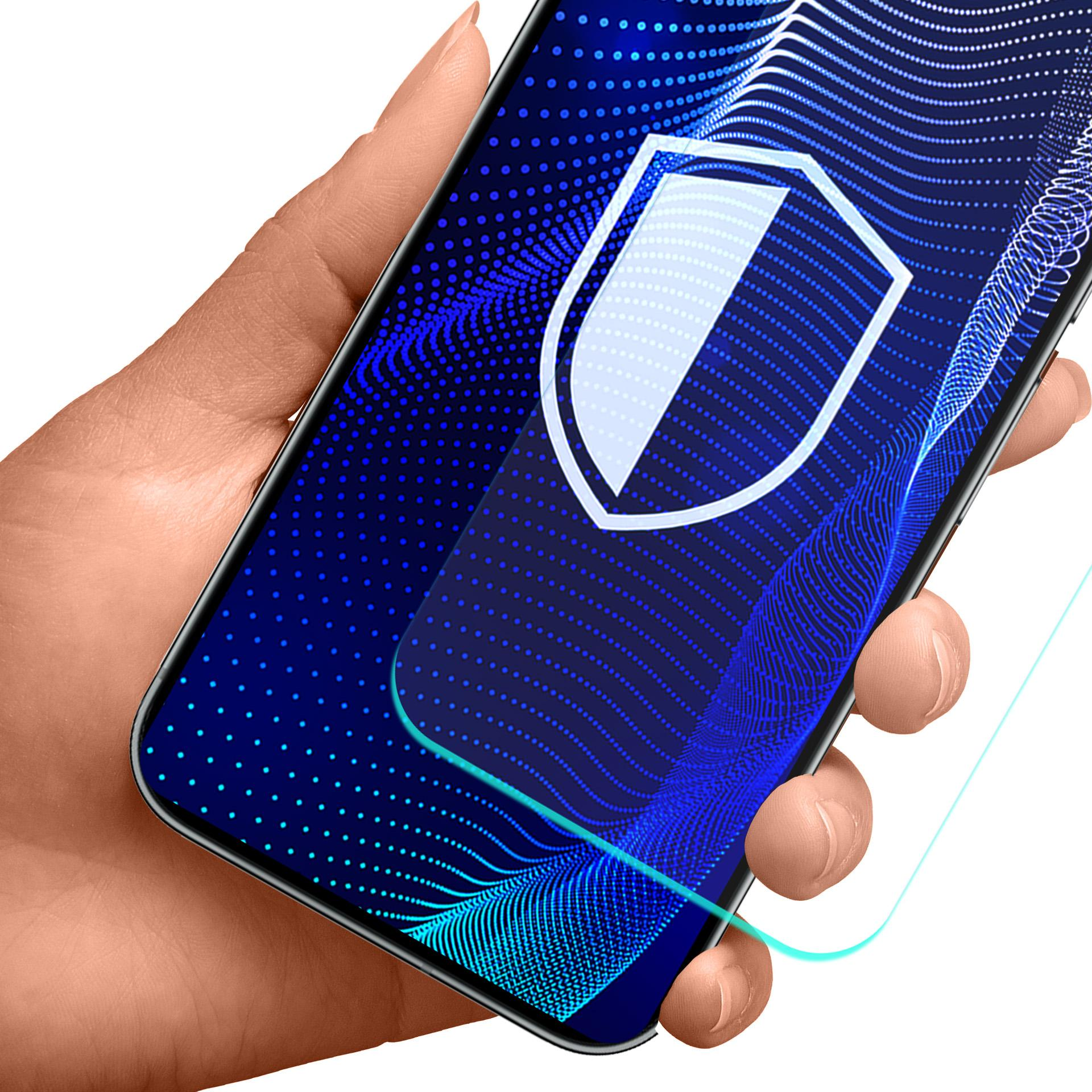 Dłoń trzymająca telefon z ikoną tarczy na ekranie. Niebieskie kropki i linie tworzą efekt cyfrowy.