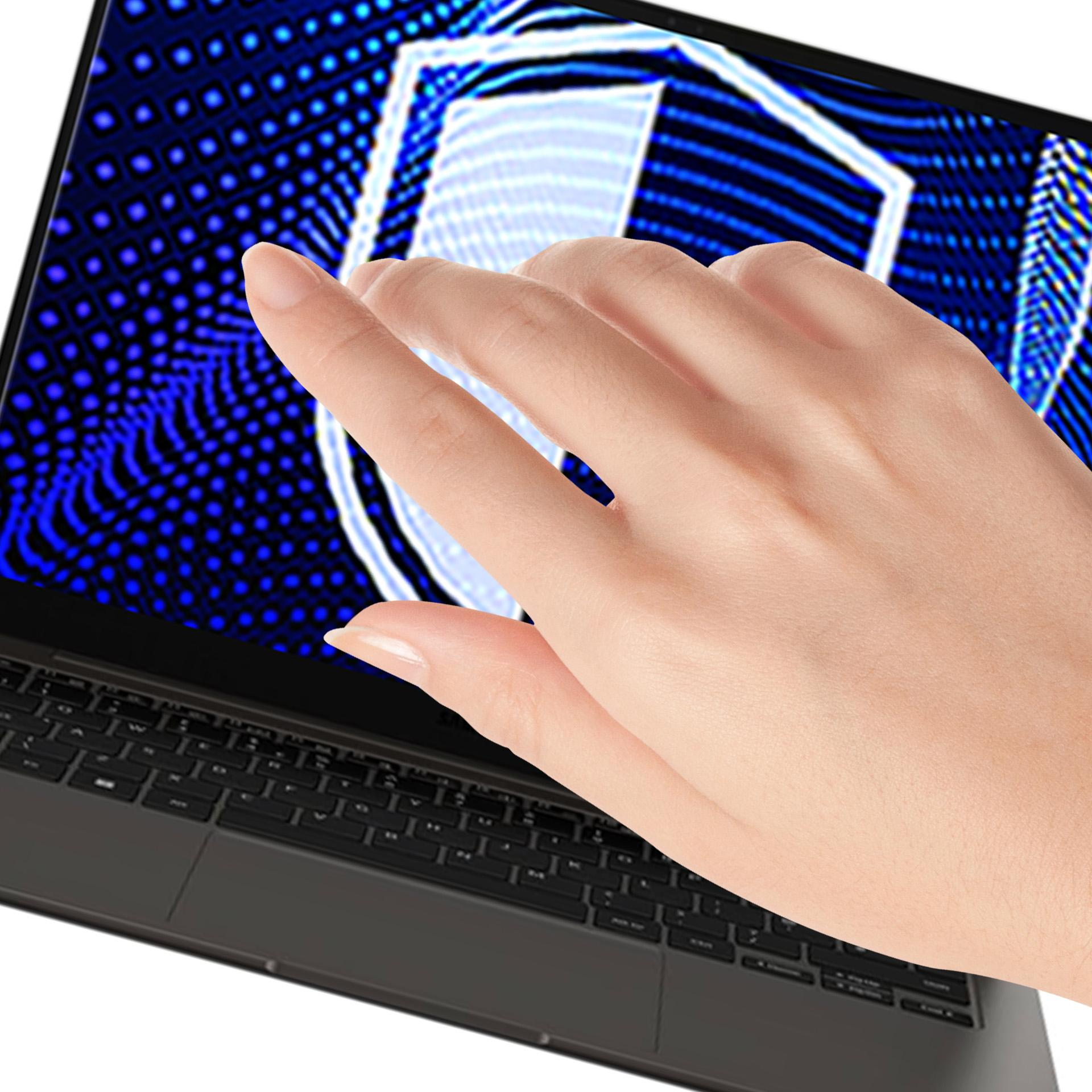 Dłoń dotyka ekranu laptopa, wyświetlającego niebieską grafikę w kształcie tarczy. Laptop jest na białym tle.