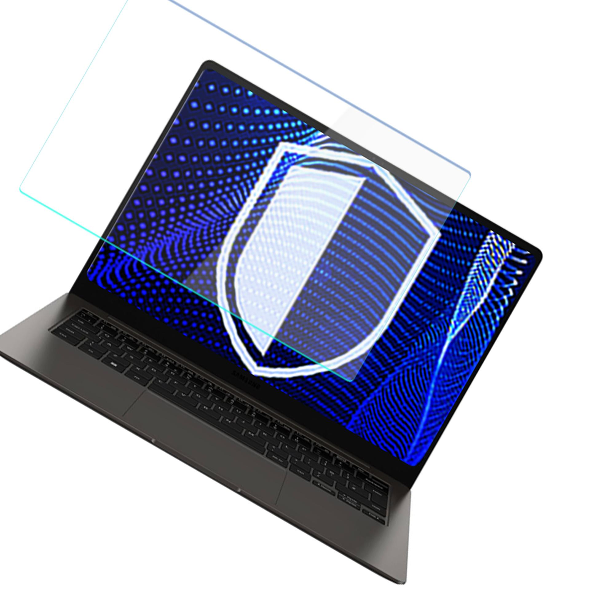 Laptop z ochraniaczem ekranu. Ekran pokazuje ikonę tarczy. Klawiatura widoczna. Przezroczysty ochraniacz ekranu.