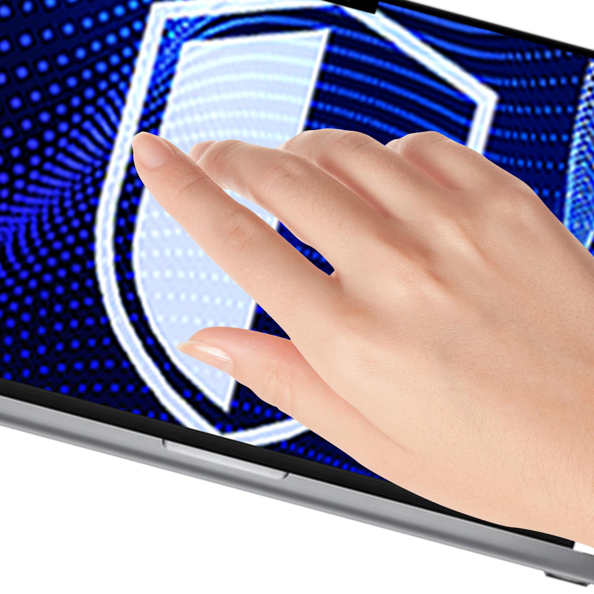 Mano che tocca lo schermo di un tablet. Lo schermo mostra una grafica a scudo blu.