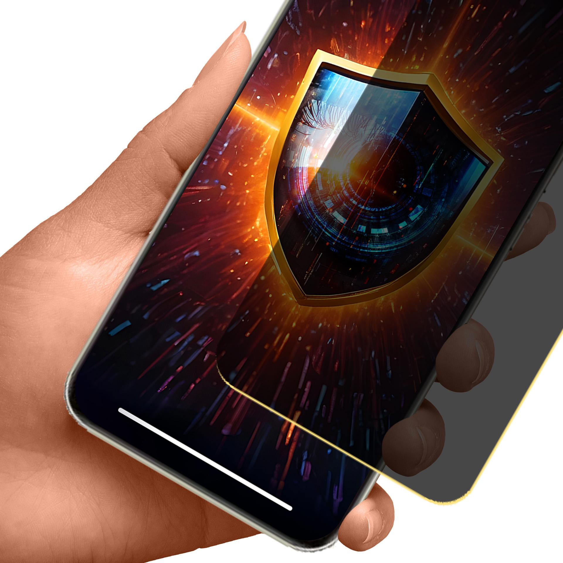 Una mano che tiene uno smartphone con un grafico a scudo sullo schermo, effetto luce dorata e una pellicola protettiva.