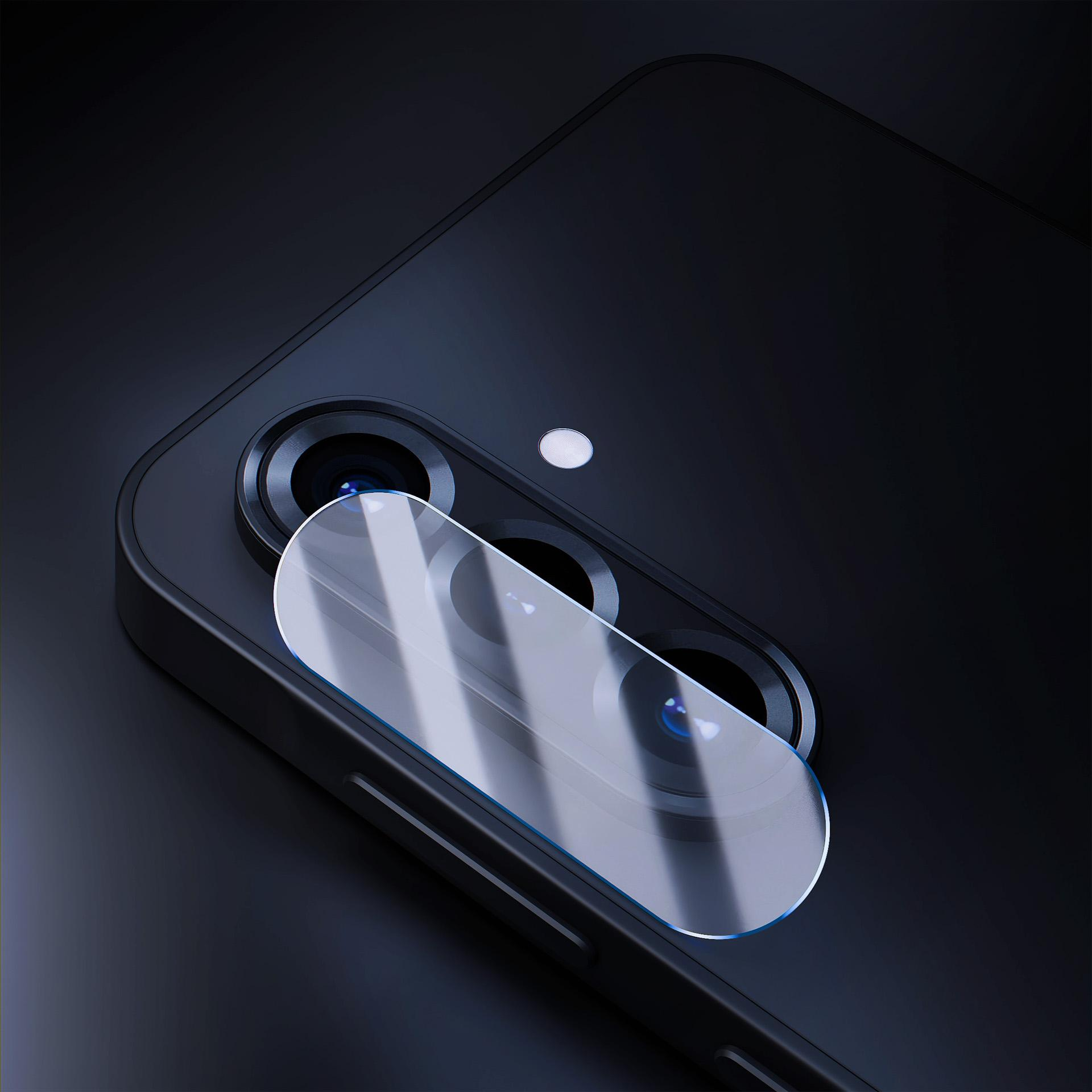 Zbliżenie tylnej części telefonu z trzema obiektywami i szkłem ochronnym.