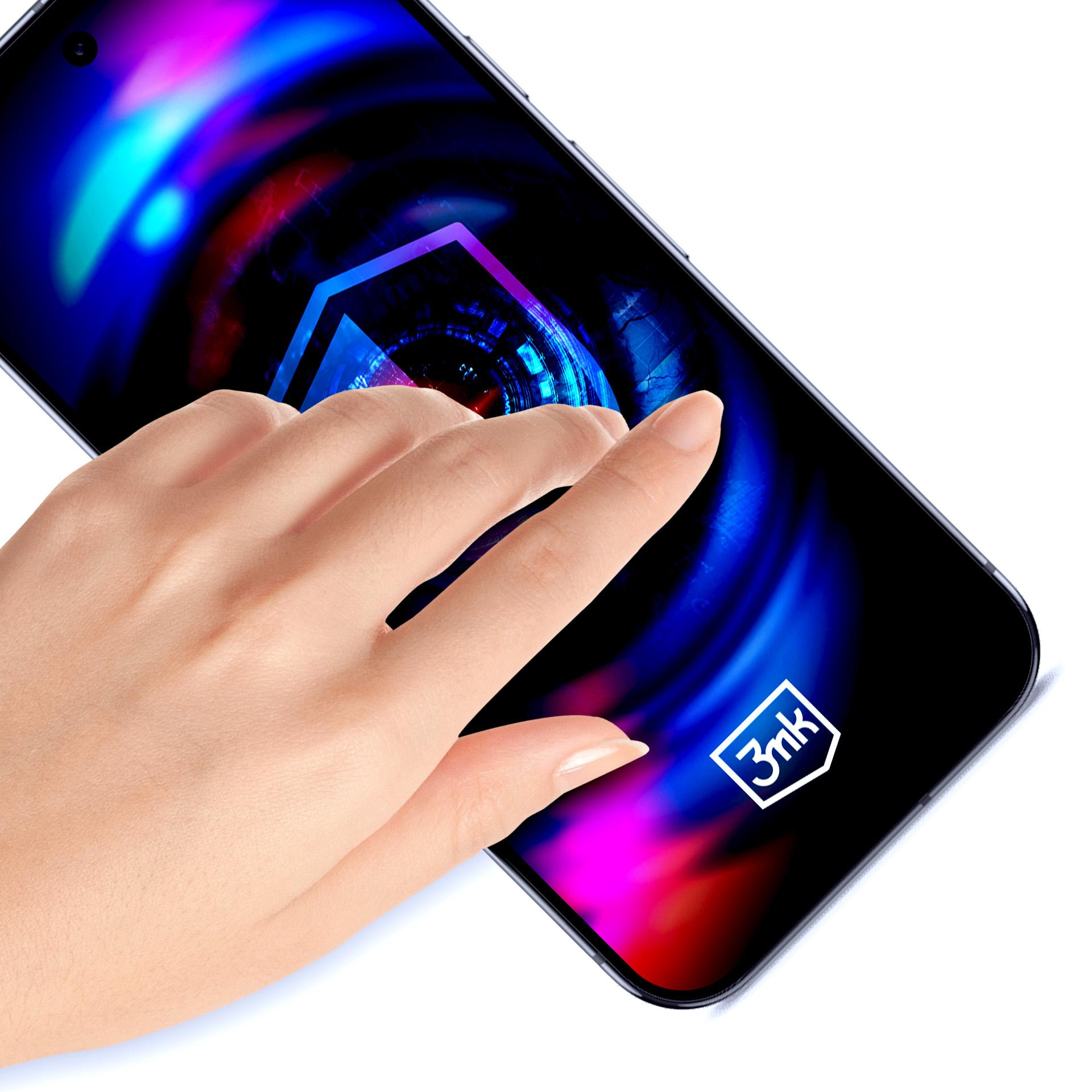 Una mano toca la pantalla de un teléfono. La pantalla muestra un diseño abstracto y colorido. El fondo es blanco.