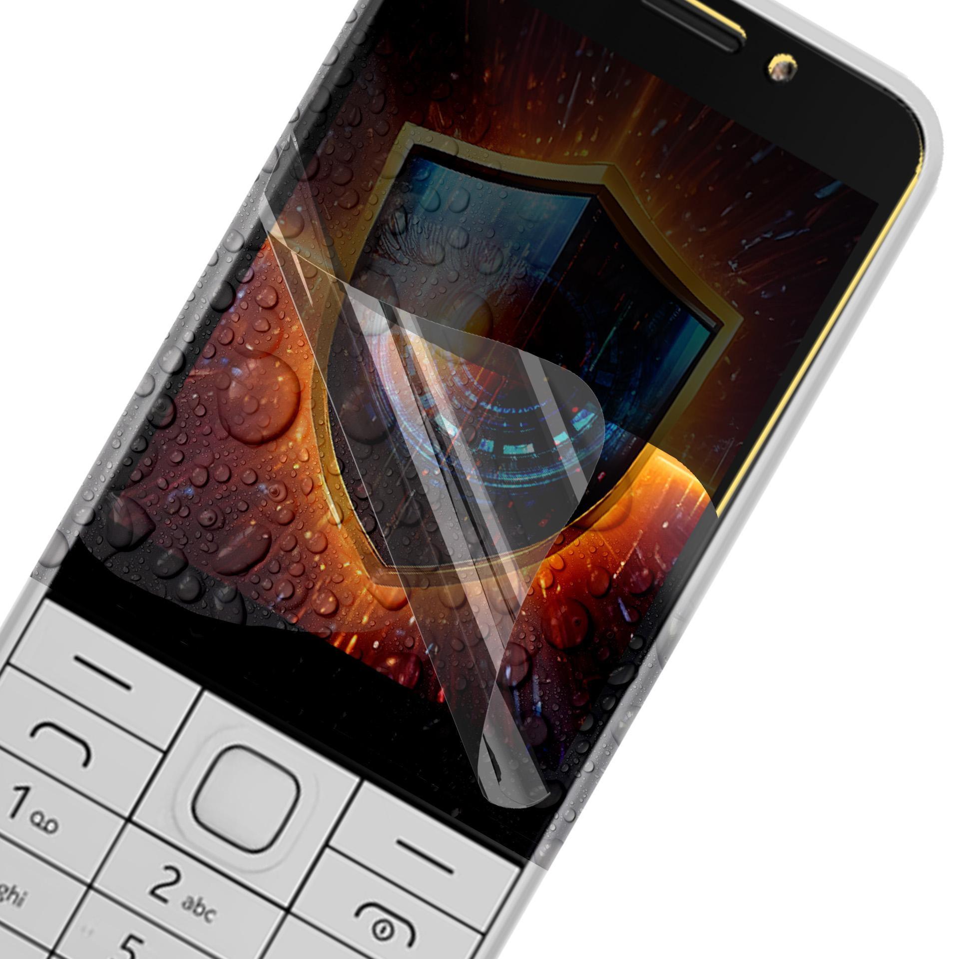 Primo piano di un telefono con protezione schermo. Lo schermo mostra un design a scudo. Gocce d'acqua visibili.