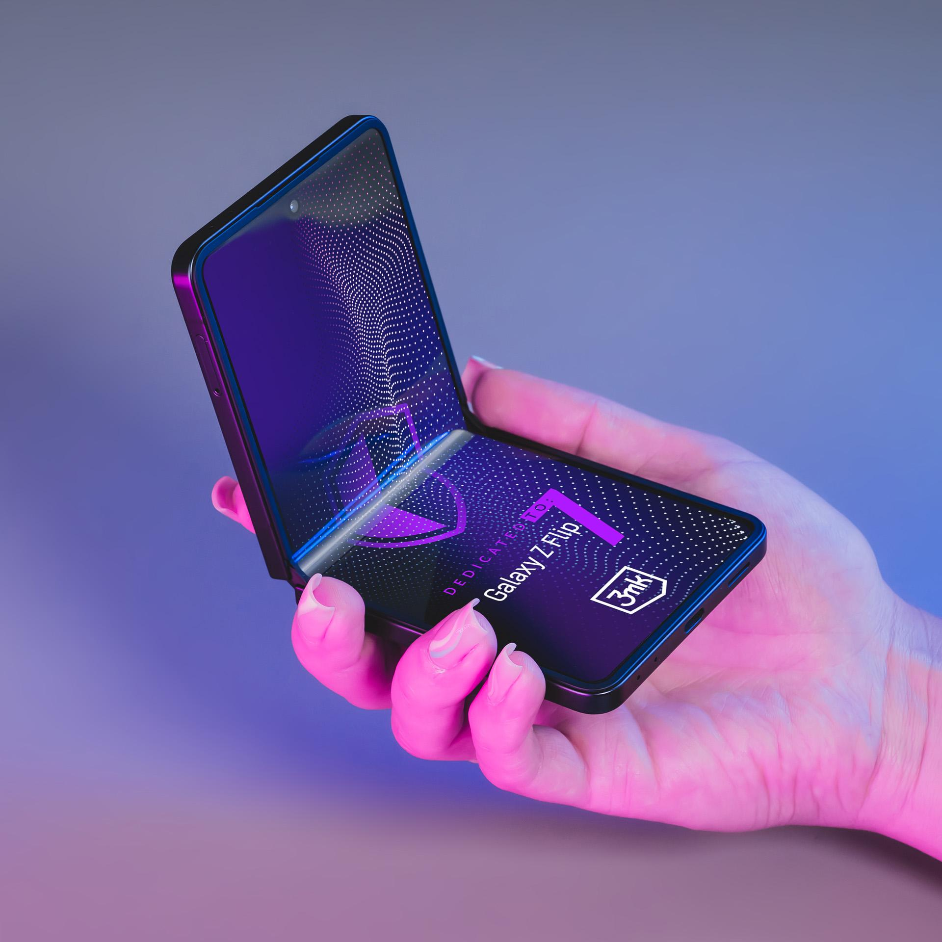 Una mano tiene in mano un telefono Samsung Galaxy Z Flip parzialmente aperto. Lo schermo viola mostra una grafica. Illuminazione rosa e viola.