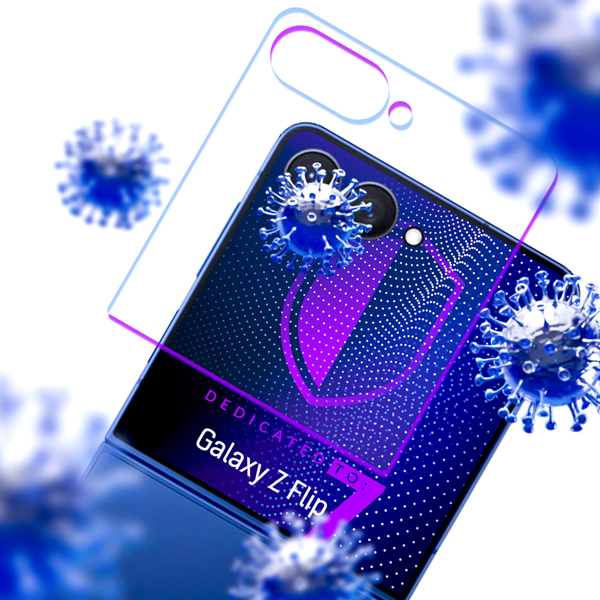Un telefono Galaxy Z Flip a tema virus, colori blu e viola. La cover protettiva è sopra il telefono.