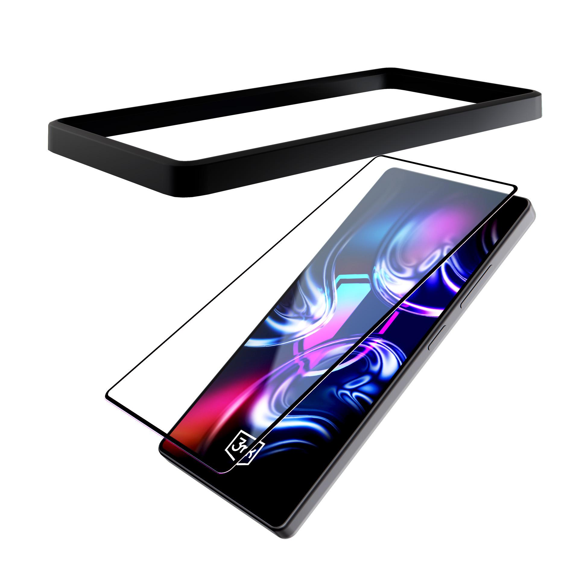 Un telefono con protezione schermo e cornice nera sopra. Lo schermo mostra un design astratto colorato, sfondo bianco.