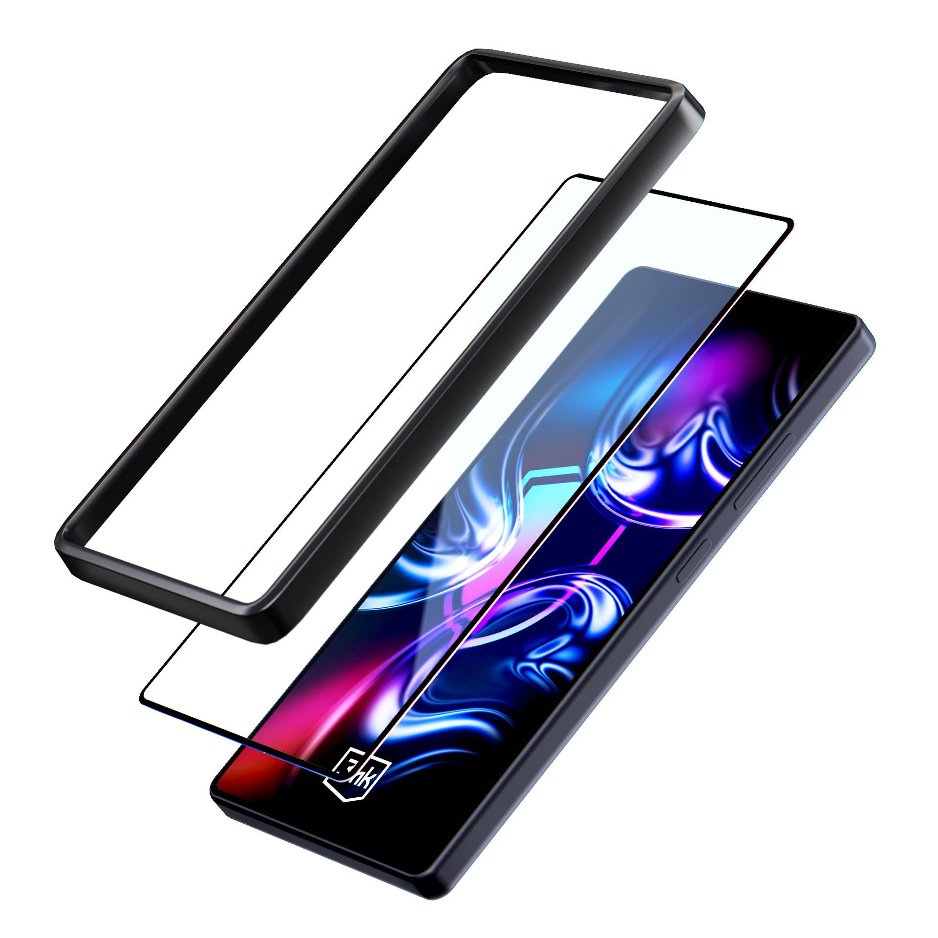 Un telefono con protezione schermo e cornice nera. Lo schermo mostra un design astratto colorato. Sfondo bianco.