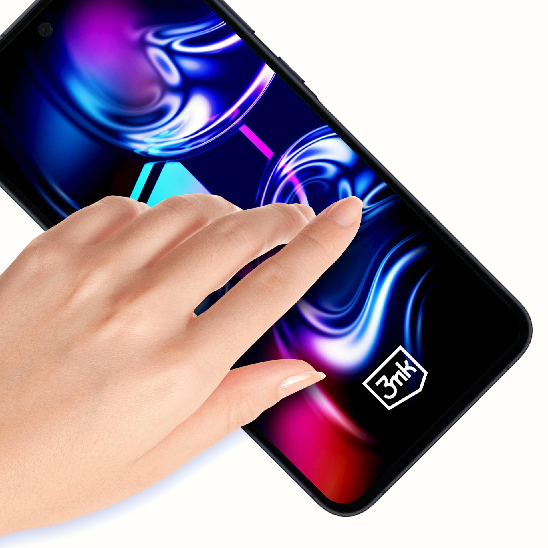 Una mano tocca lo schermo di un telefono che mostra una sfumatura blu, viola e rossa. Lo schermo ha un logo 3mk.