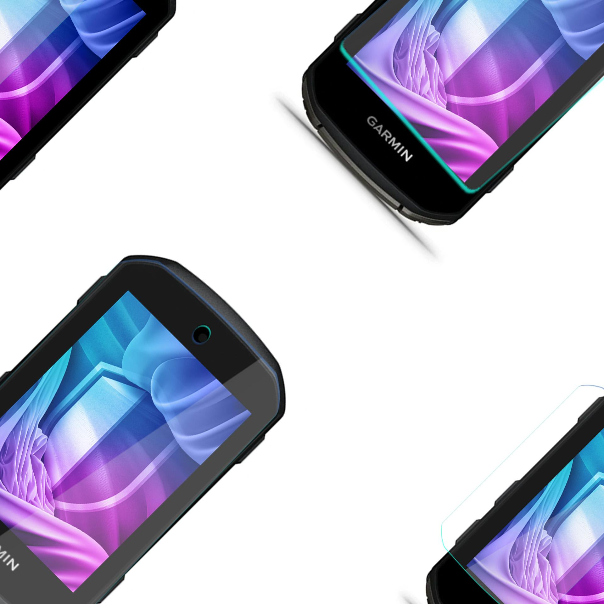 Quattro dispositivi Garmin neri su sfondo bianco. Ognuno ha uno schermo con colori viola e blu.