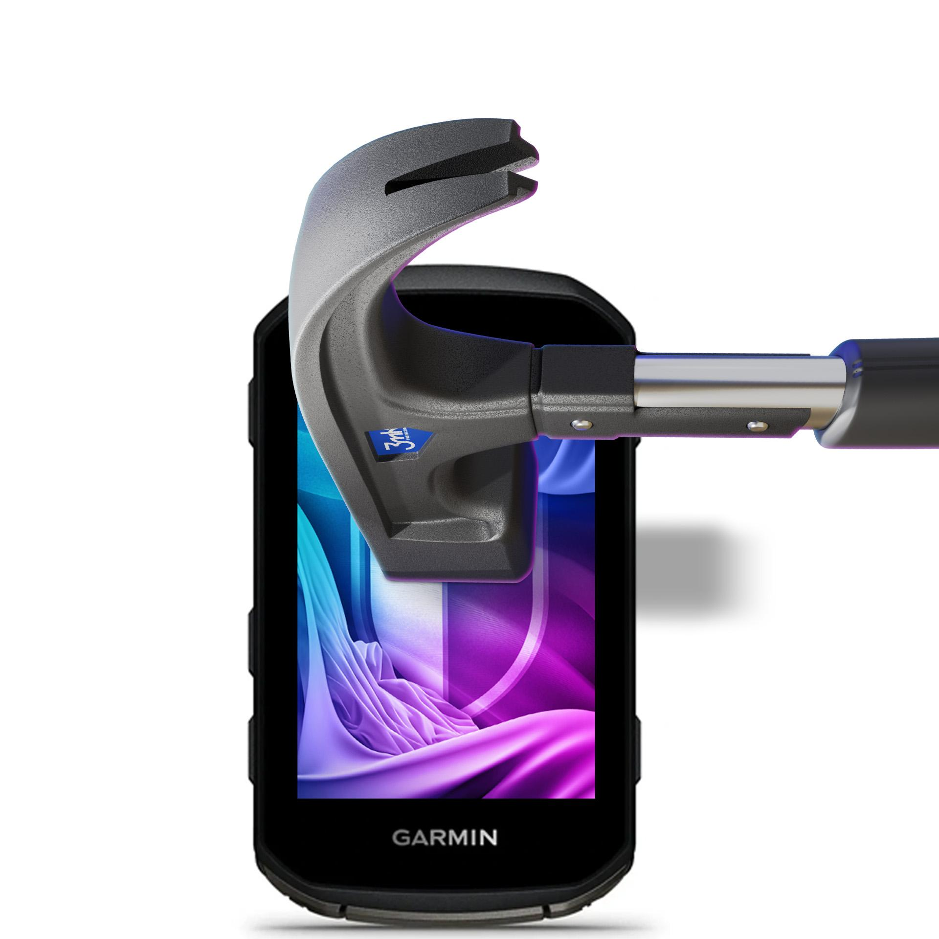 Un piede di porco grigio è posizionato su un dispositivo Garmin. Il dispositivo ha uno schermo colorato. Sfondo bianco.