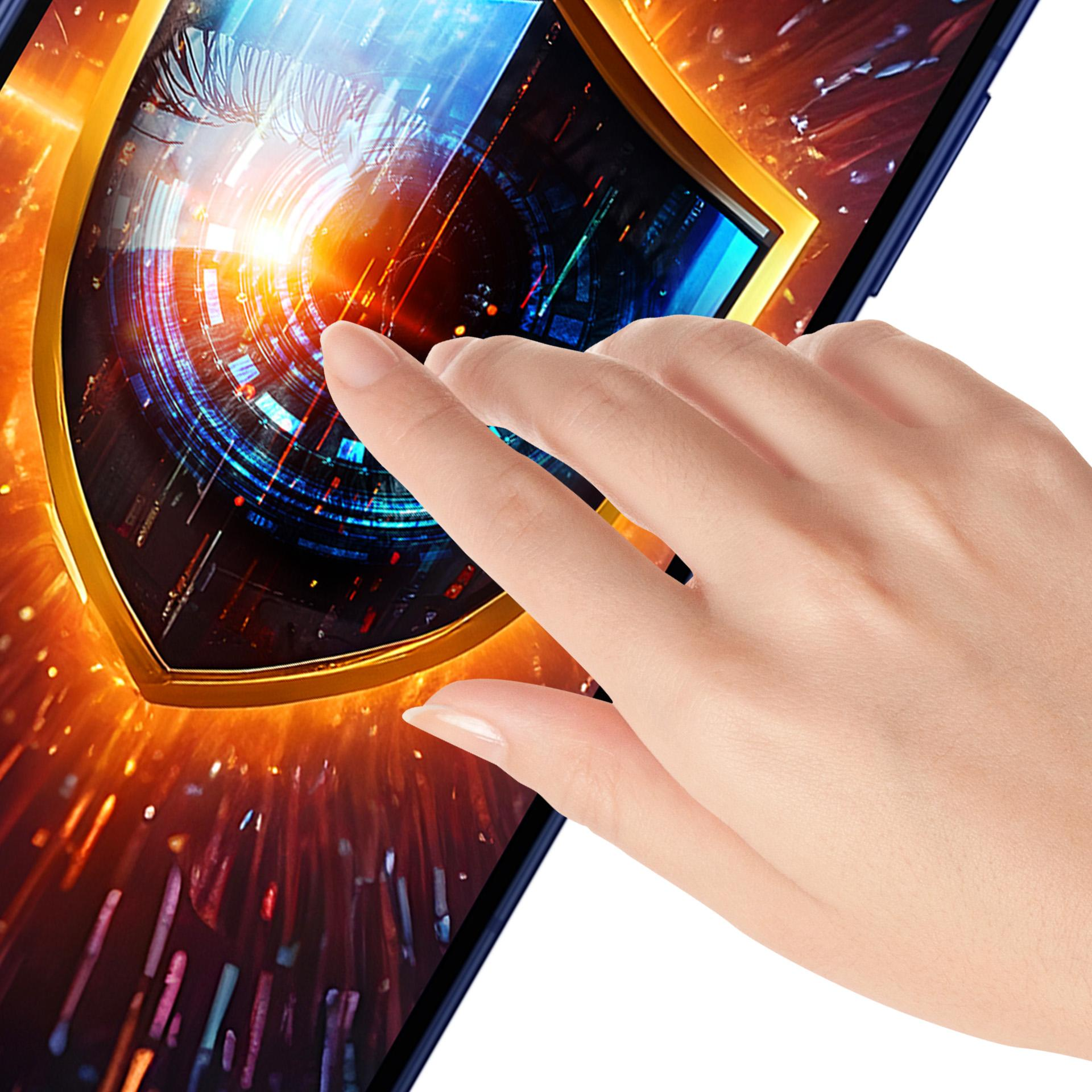 Una mano tocca uno schermo con un design a scudo dorato. Lo schermo mostra un'interfaccia futuristica e luminosa.