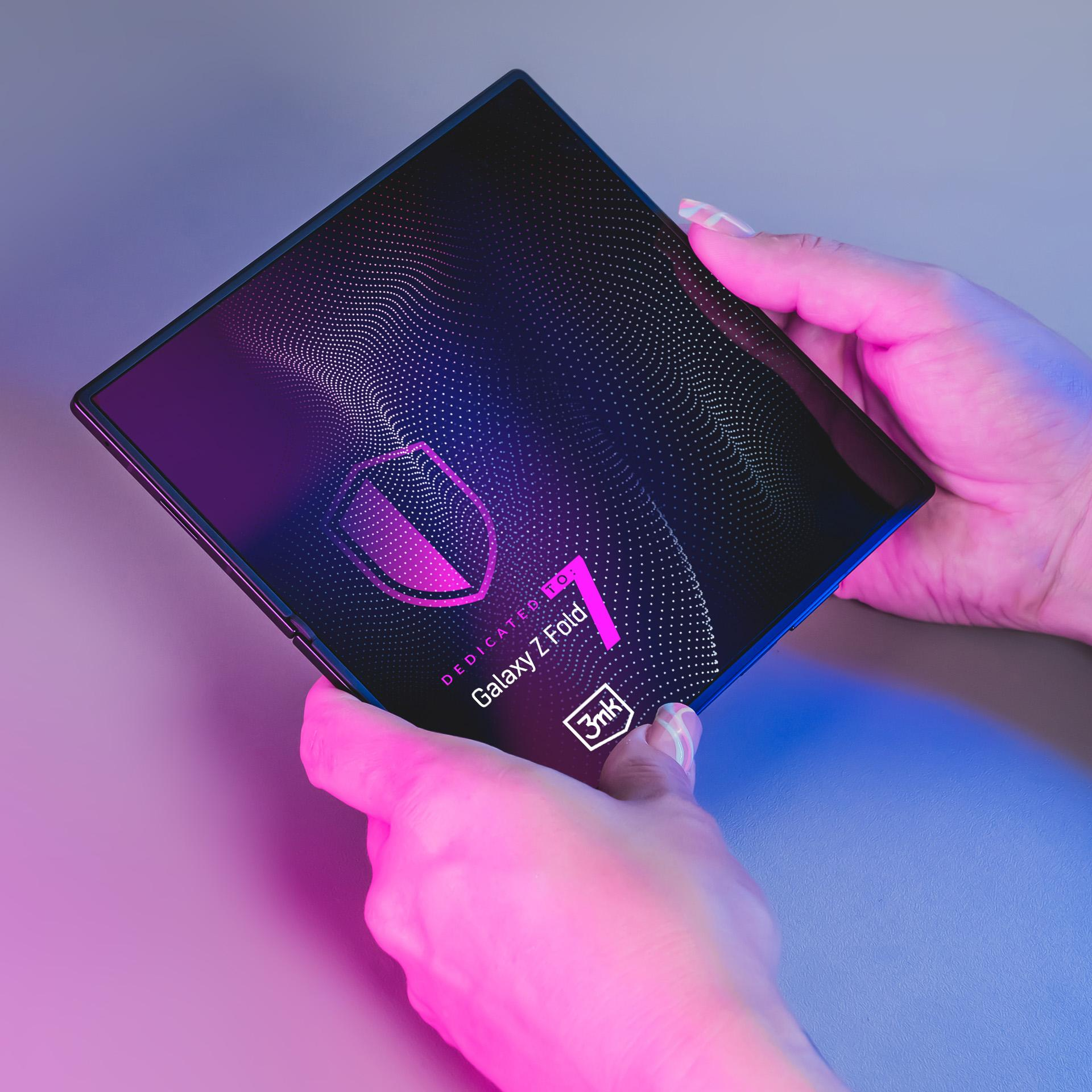 Mani che tengono un telefono pieghevole, Galaxy Z Fold, con uno schermo sfumato viola-blu. Lo sfondo è grigio chiaro.