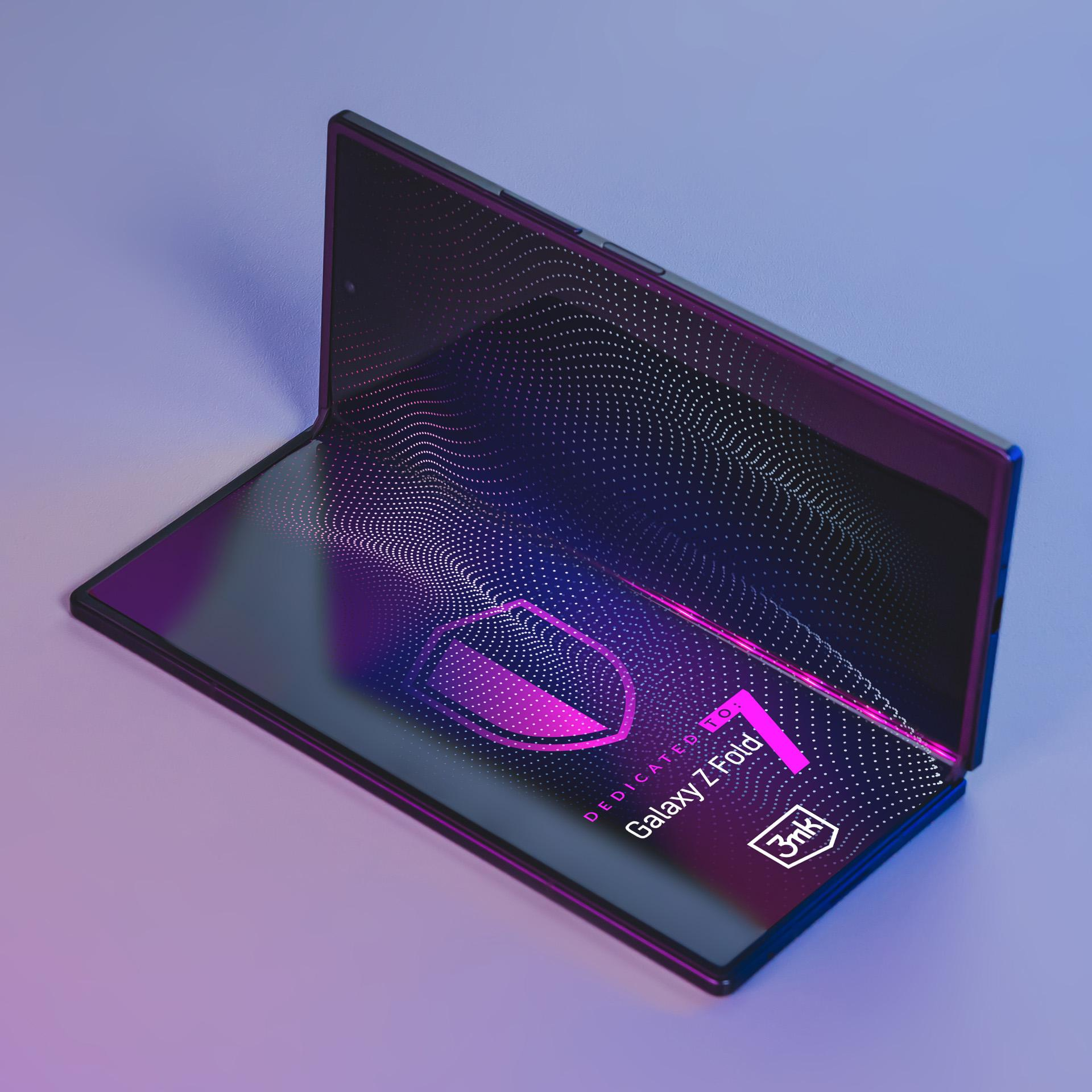 Un telefono Galaxy Z Fold 7, parzialmente aperto, con schermo luminoso. Lo sfondo è una sfumatura viola e blu.