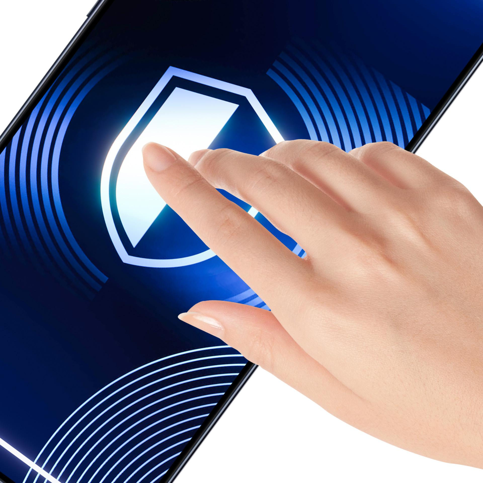 Una mano tocca lo schermo di un telefono che mostra un'icona a scudo, un concetto di sicurezza, su sfondo blu.