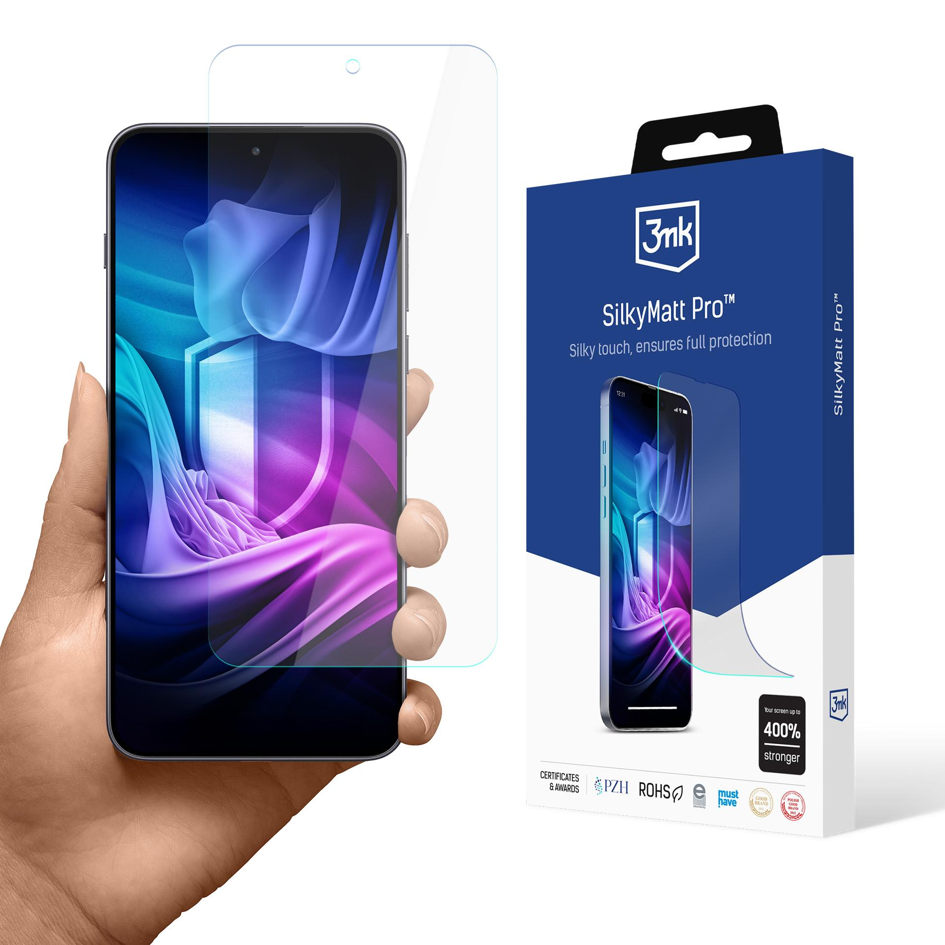 Una mano tiene un telefono con una protezione per lo schermo. Una scatola mostra la protezione per lo schermo. La protezione è SilkyMatt Pro.