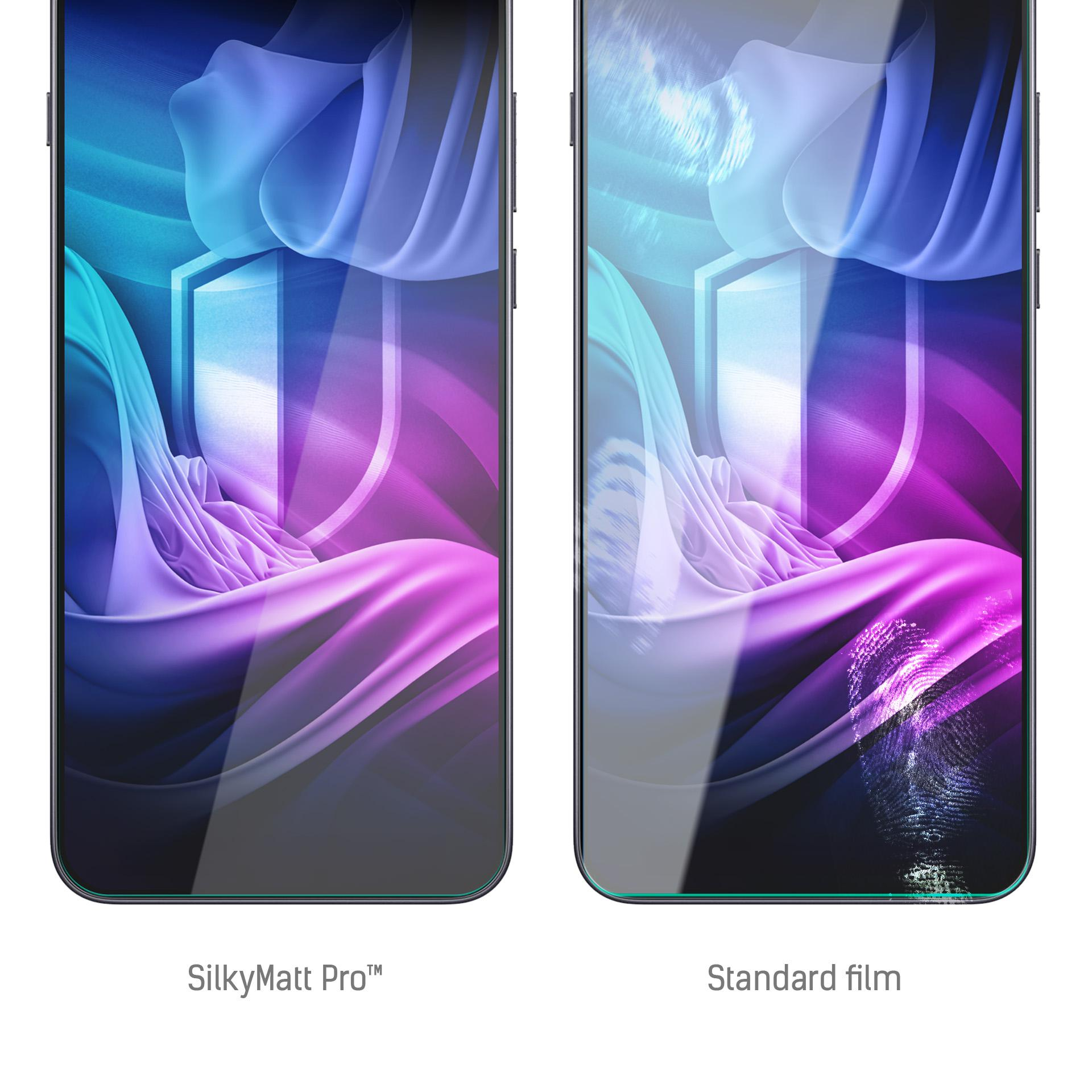 Due telefoni affiancati, uno con SilkyMatt Pro, l'altro con pellicola standard. Entrambi mostrano un design blu e viola.