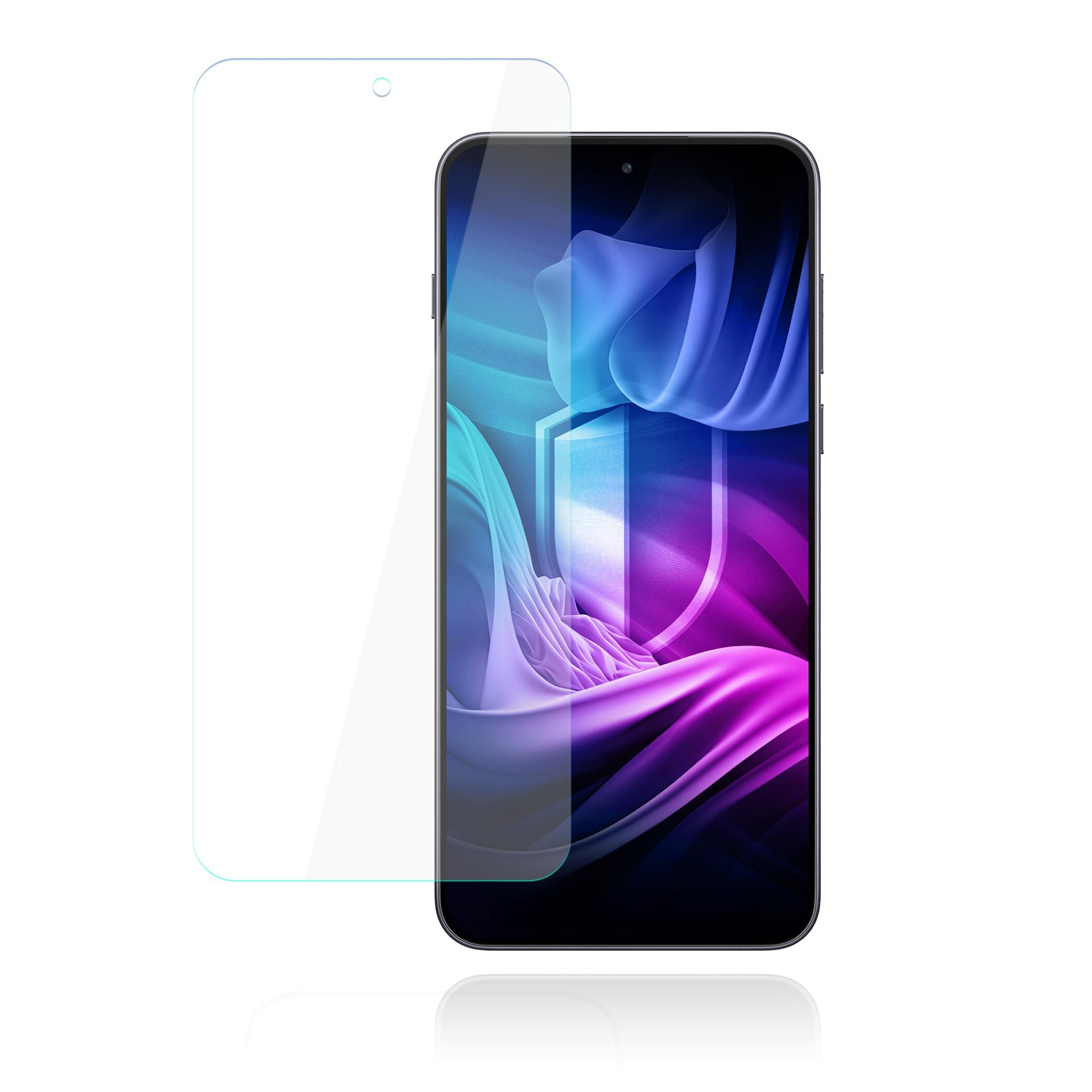 Uno smartphone con protezione schermo. Il telefono mostra un design astratto con colori blu, viola e rosa. La protezione è a sinistra.