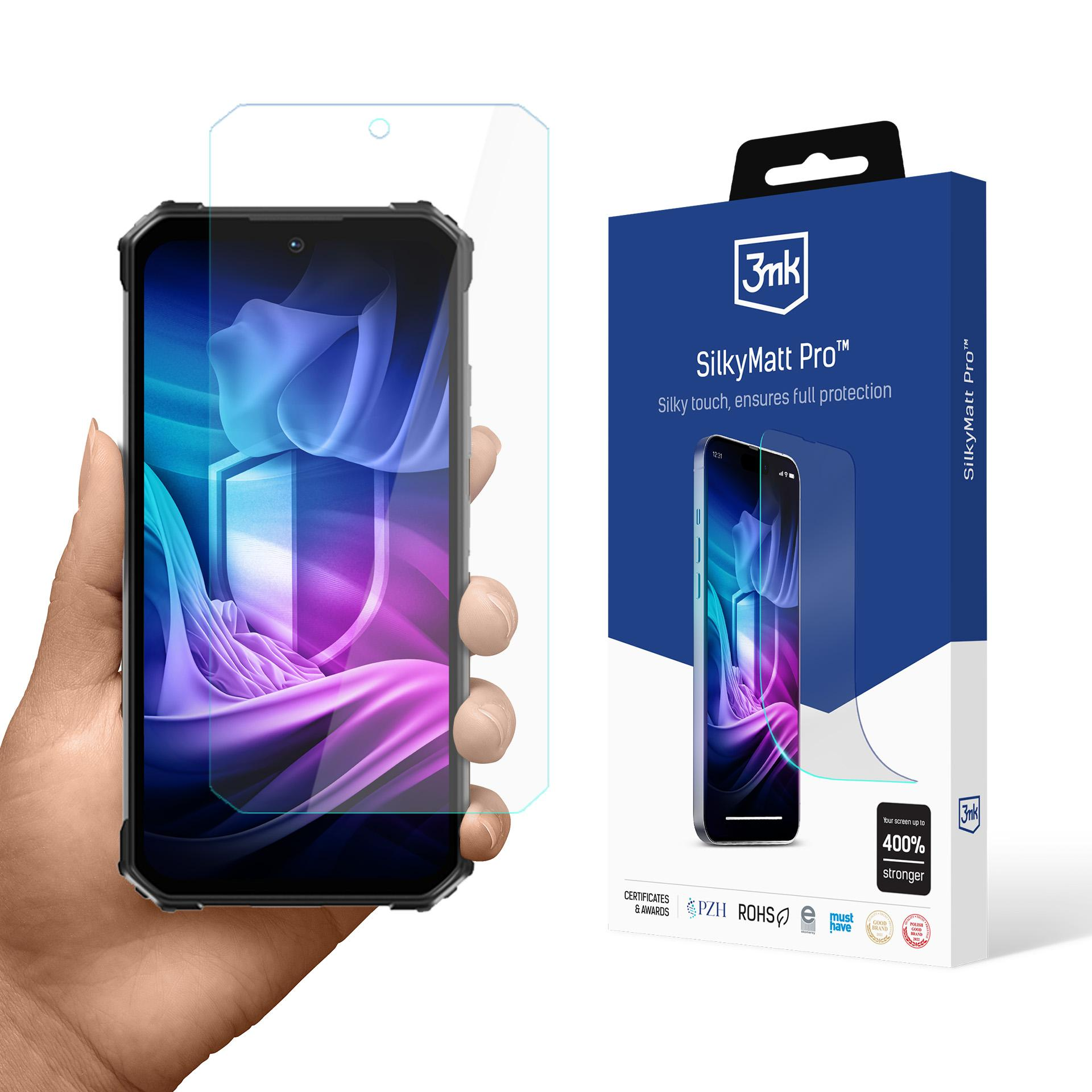 Una mano tiene un telefono con protezione schermo. Una scatola mostra telefono, protezione e testo 'SilkyMatt Pro'.