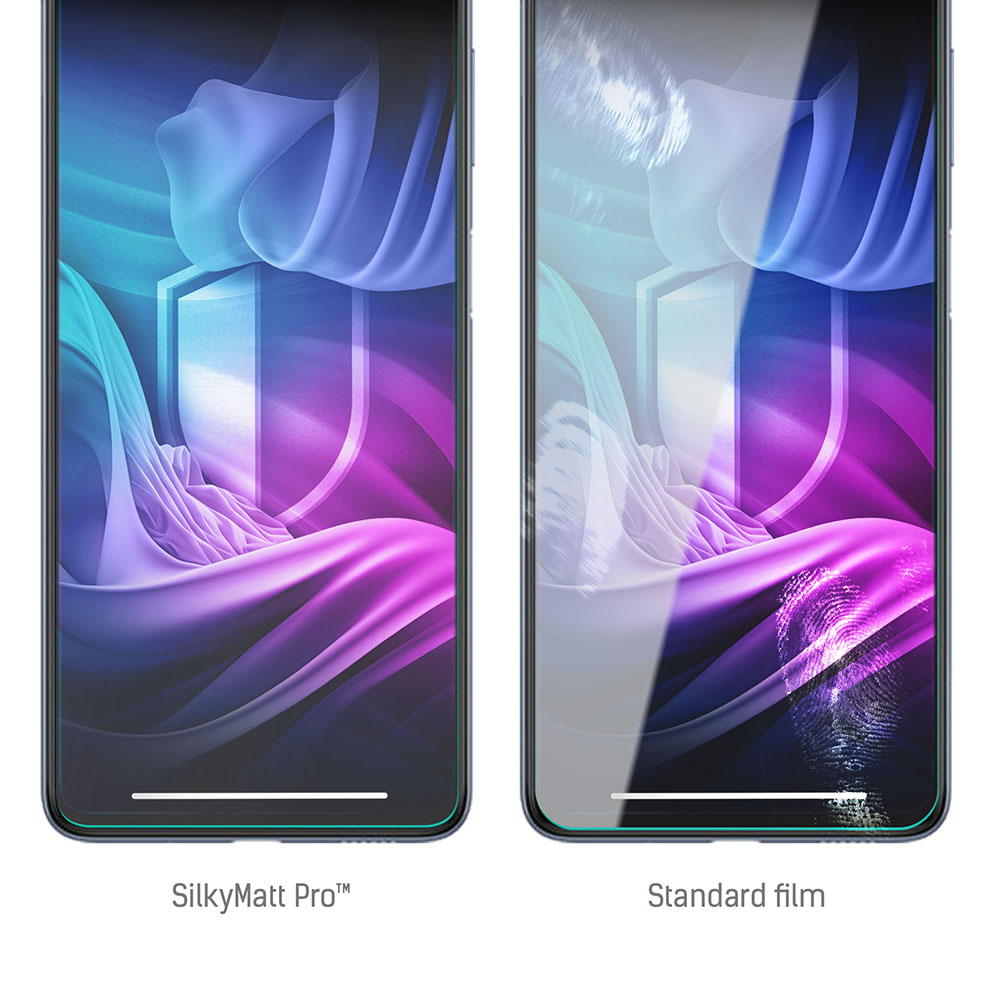 Due schermi di smartphone. A sinistra SilkyMatt Pro, a destra pellicola standard. Entrambi mostrano un design astratto colorato. Impronta digitale a destra.