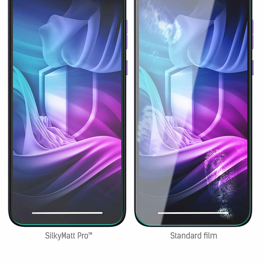 Due schermi di telefono affiancati. A sinistra, un proteggi schermo SilkyMatt Pro. A destra, una pellicola standard. Entrambi mostrano un'immagine astratta colorata.