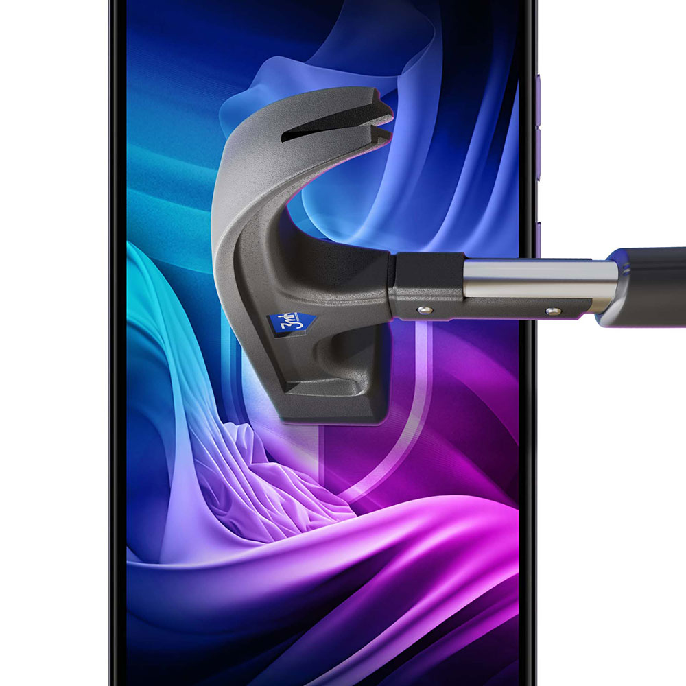 Uno schermo del telefono in fase di test con uno strumento. Lo schermo ha colori astratti blu e viola. Lo strumento è grigio e argento.