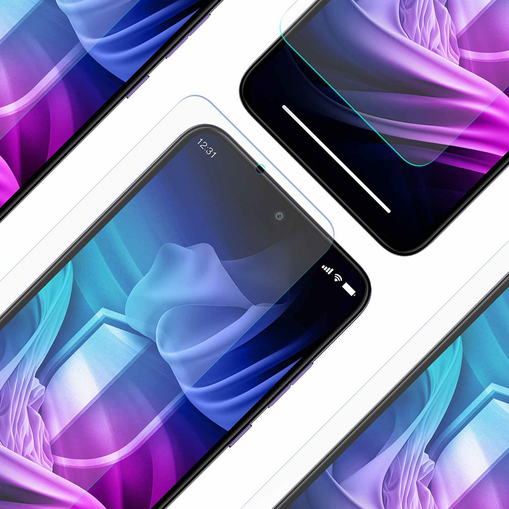 Più smartphone con protezioni schermo. Schermi con design astratti colorati. L'ora è 12:31. Telefoni angolati su sfondo bianco.