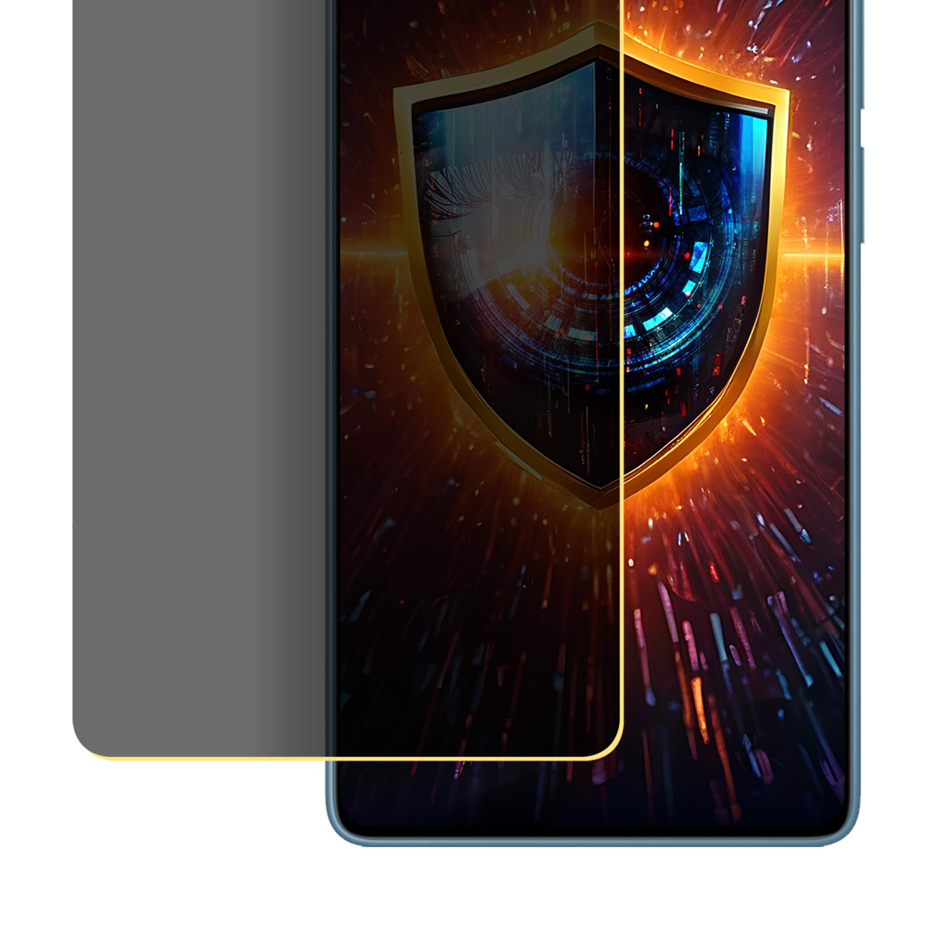 Un telefono con protezione schermo. Lo schermo mostra un design a scudo con sfumature blu e arancioni.