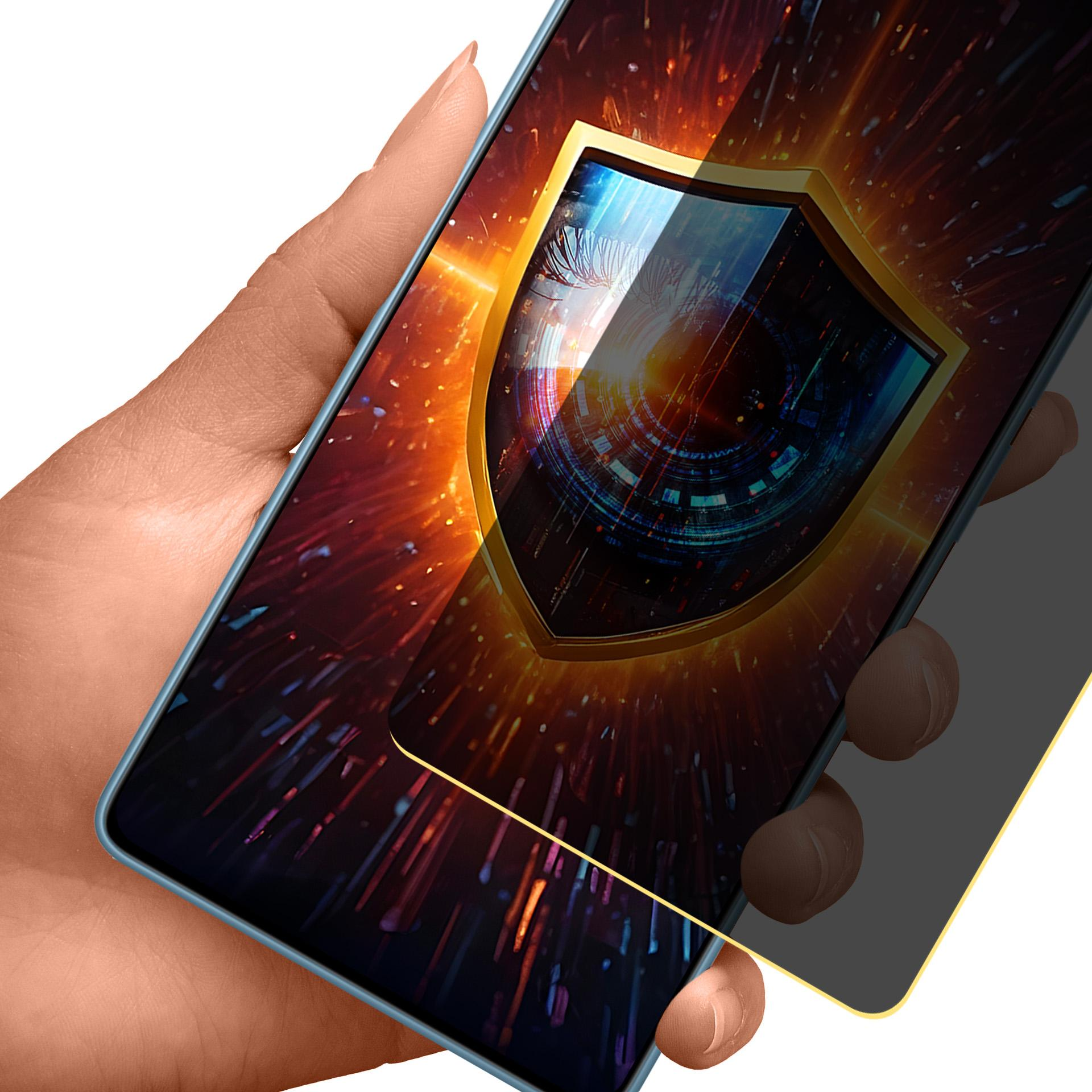 Una mano che tiene un telefono con una protezione per lo schermo. Un grafico a scudo sullo schermo, su uno sfondo colorato.