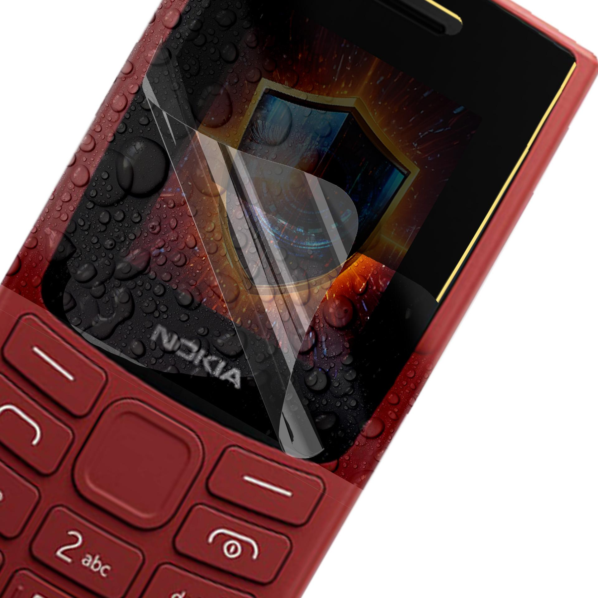 Primo piano di un telefono Nokia rosso con goccioline d'acqua sulla protezione dello schermo. Lo schermo mostra un design a scudo.