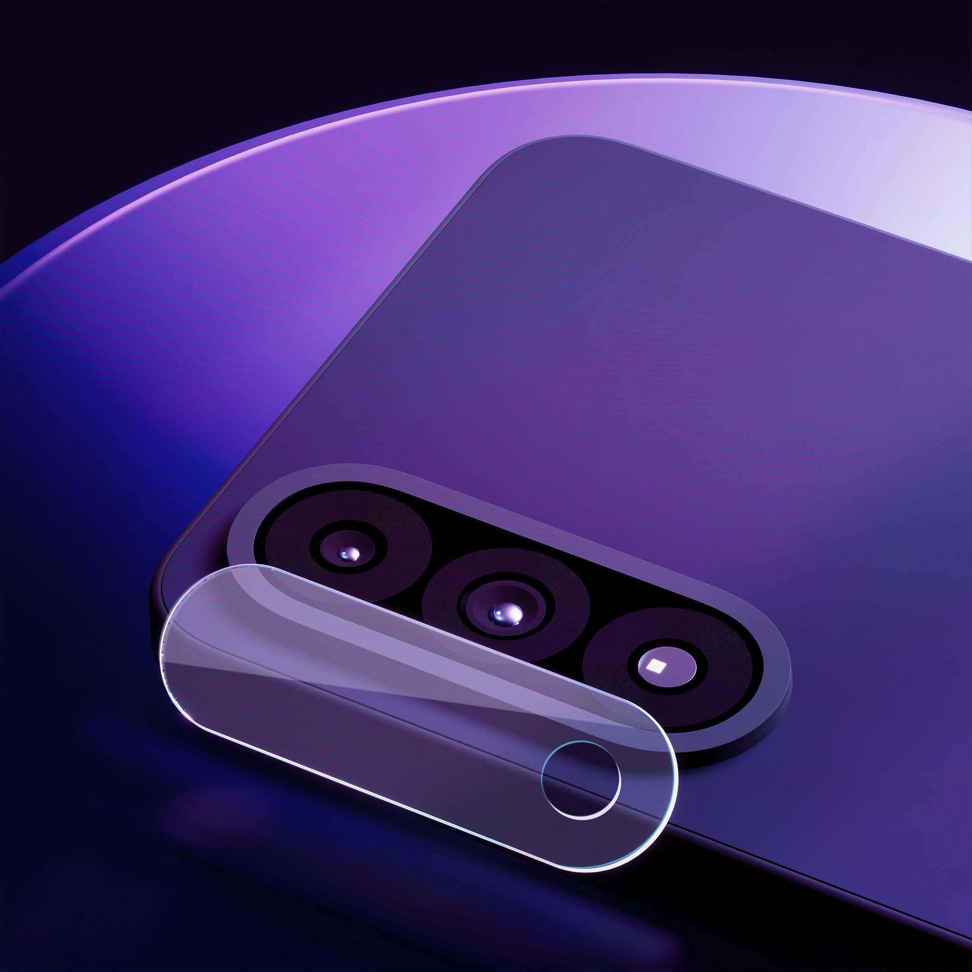 Primo piano di uno smartphone viola. Una protezione in vetro è posizionata sulle lenti della fotocamera. Sfondo scuro.