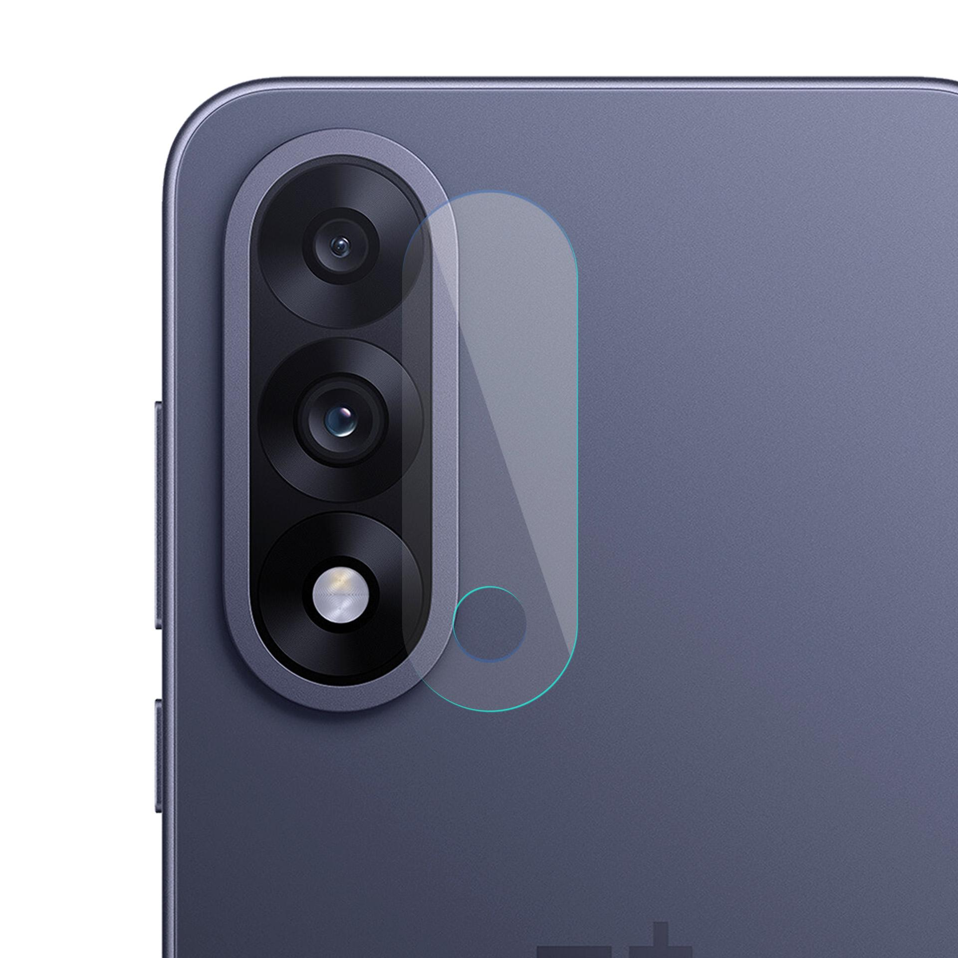 Primo piano del retro di uno smartphone. Sono visibili tre obiettivi della fotocamera. È applicata una protezione per lo schermo.