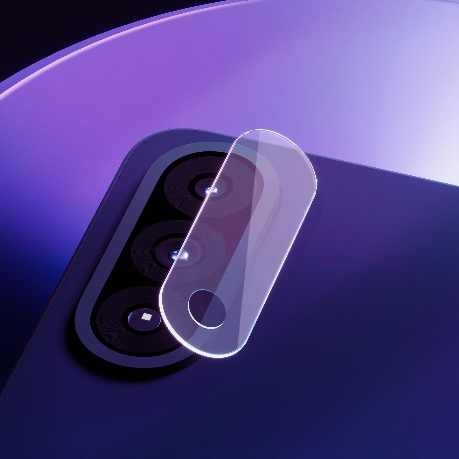 Un primo piano di un telefono con una protezione per lenti trasparente. Il telefono è viola scuro con tre obiettivi.