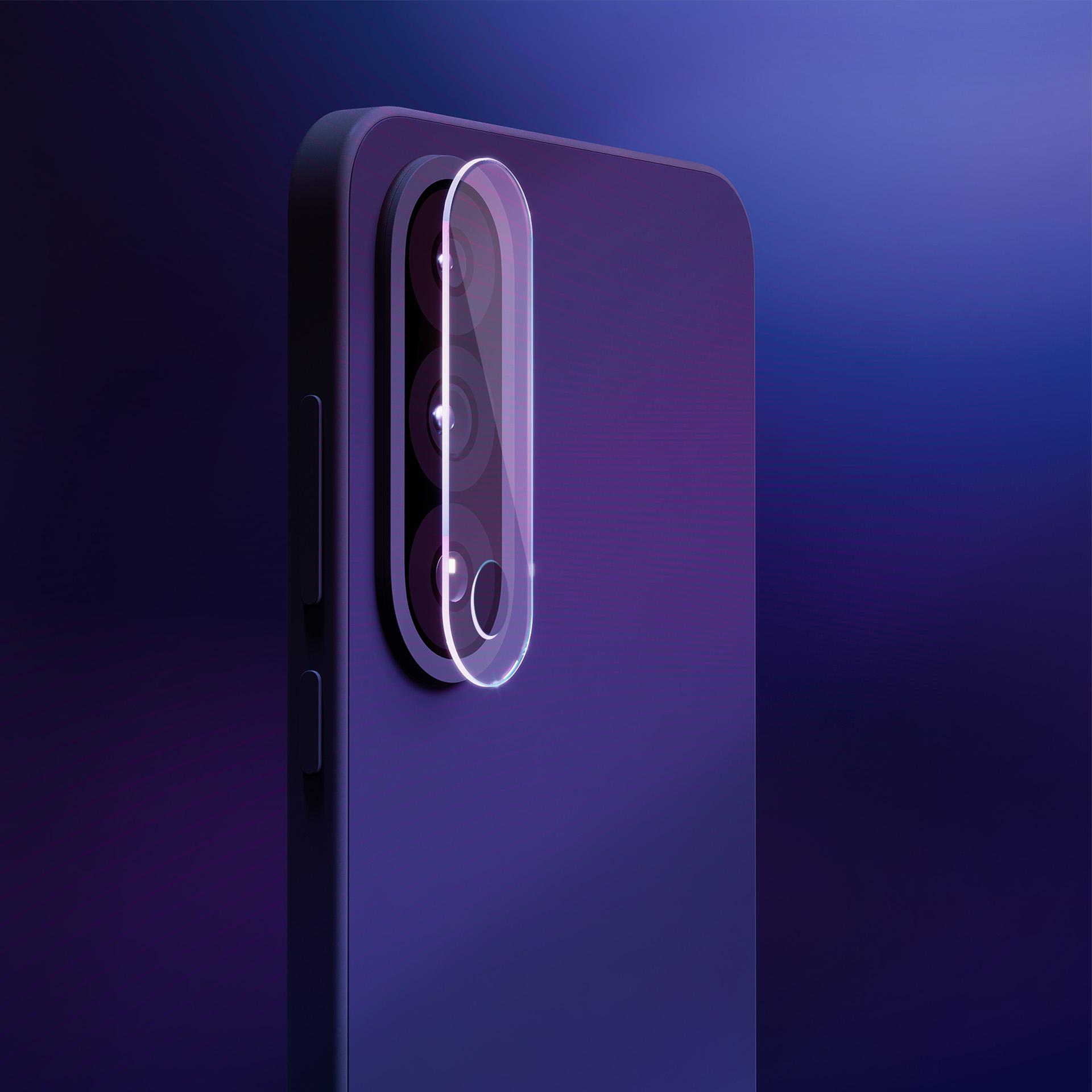 Primo piano del retro di uno smartphone viola. Lenti della fotocamera visibili con copertura trasparente, sfondo sfumato.