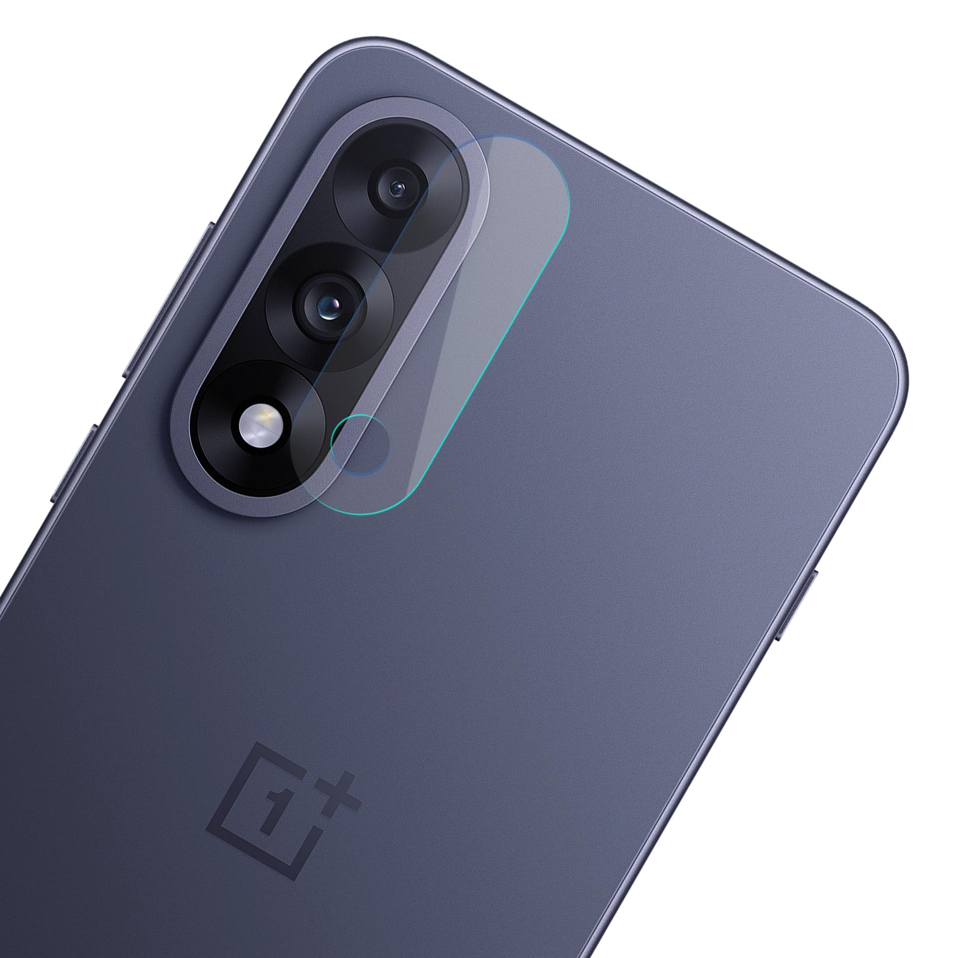 Vista posteriore di uno smartphone blu scuro con tre obiettivi e una protezione schermo.