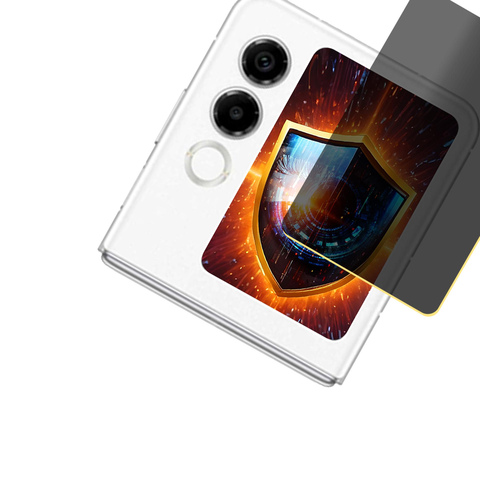 Uno smartphone con un design a scudo sul retro. Un proteggi schermo grigio in alto. Sfondo bianco.