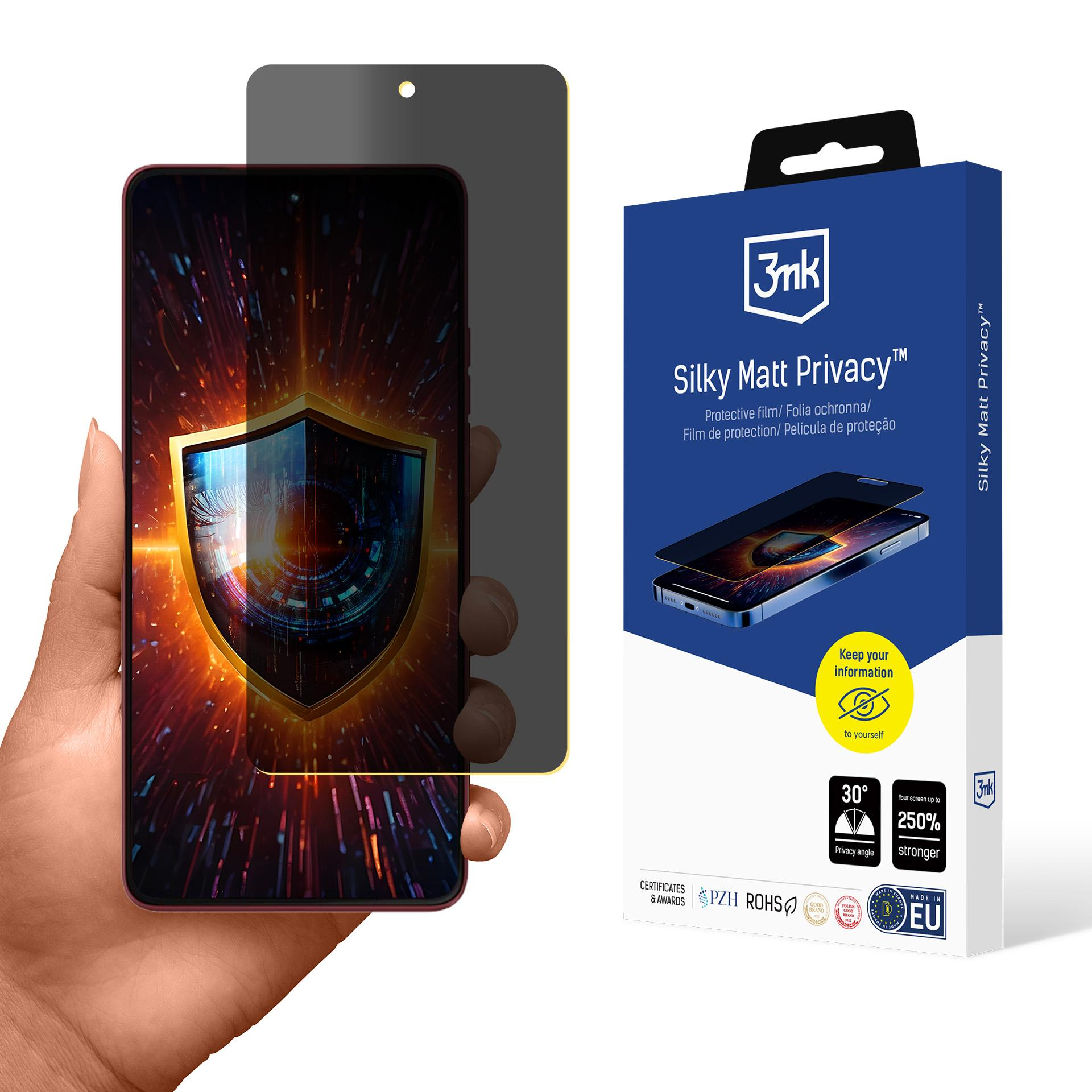 Un telefono con protezione schermo, una scatola con testo e una mano che tiene il telefono.