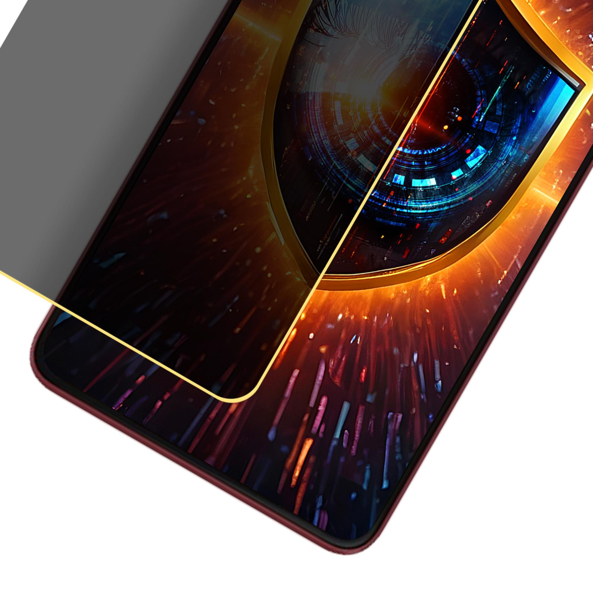 Uno smartphone con protezione schermo. Lo schermo mostra un occhio digitale e sfondo tecnico con colori rosso e blu.