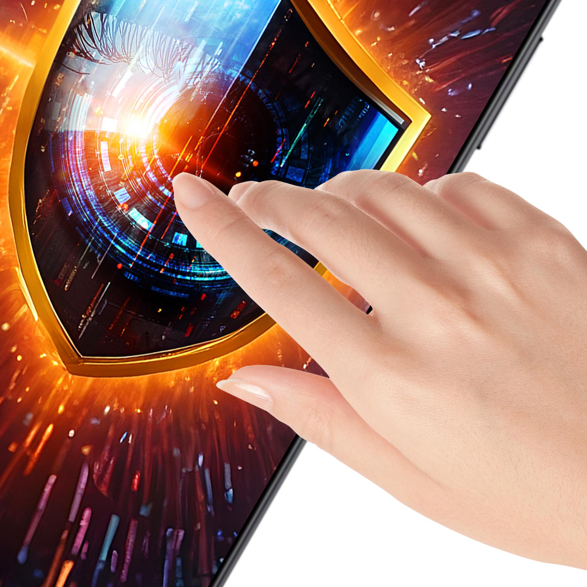 Una mano tocca uno schermo con un design a occhio luminoso. Lo sfondo ha effetti di luce arancioni e blu.