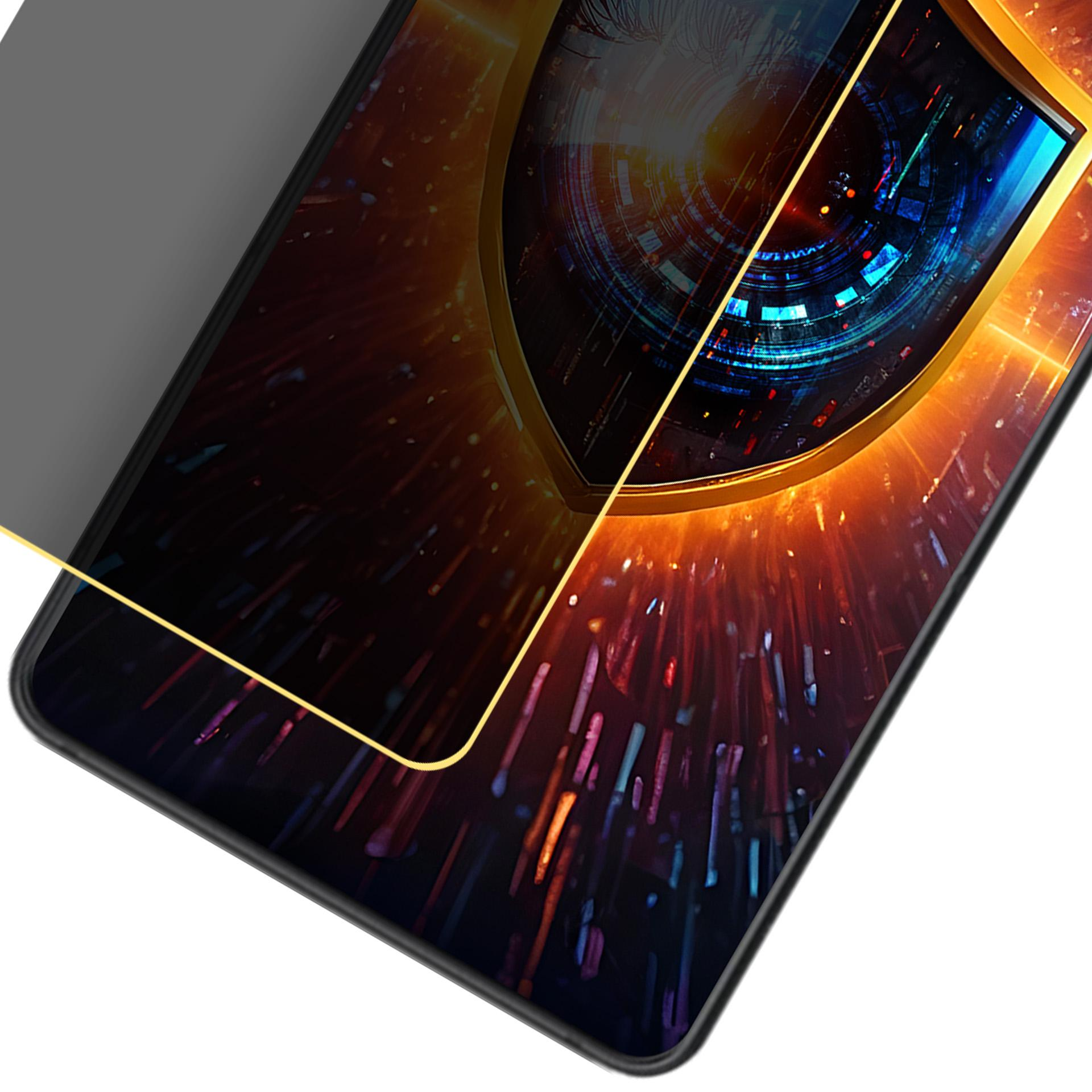 Uno schermo del telefono con un design a scudo dorato, sovrapposto a una protezione per lo schermo. Lo sfondo mostra un'esplosione colorata.