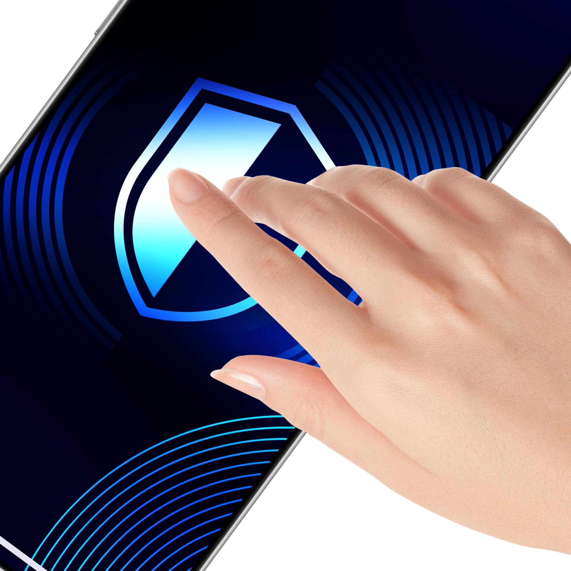 Una mano tocca lo schermo di uno smartphone che mostra un'icona a scudo blu. Lo sfondo è blu scuro con linee blu chiaro.