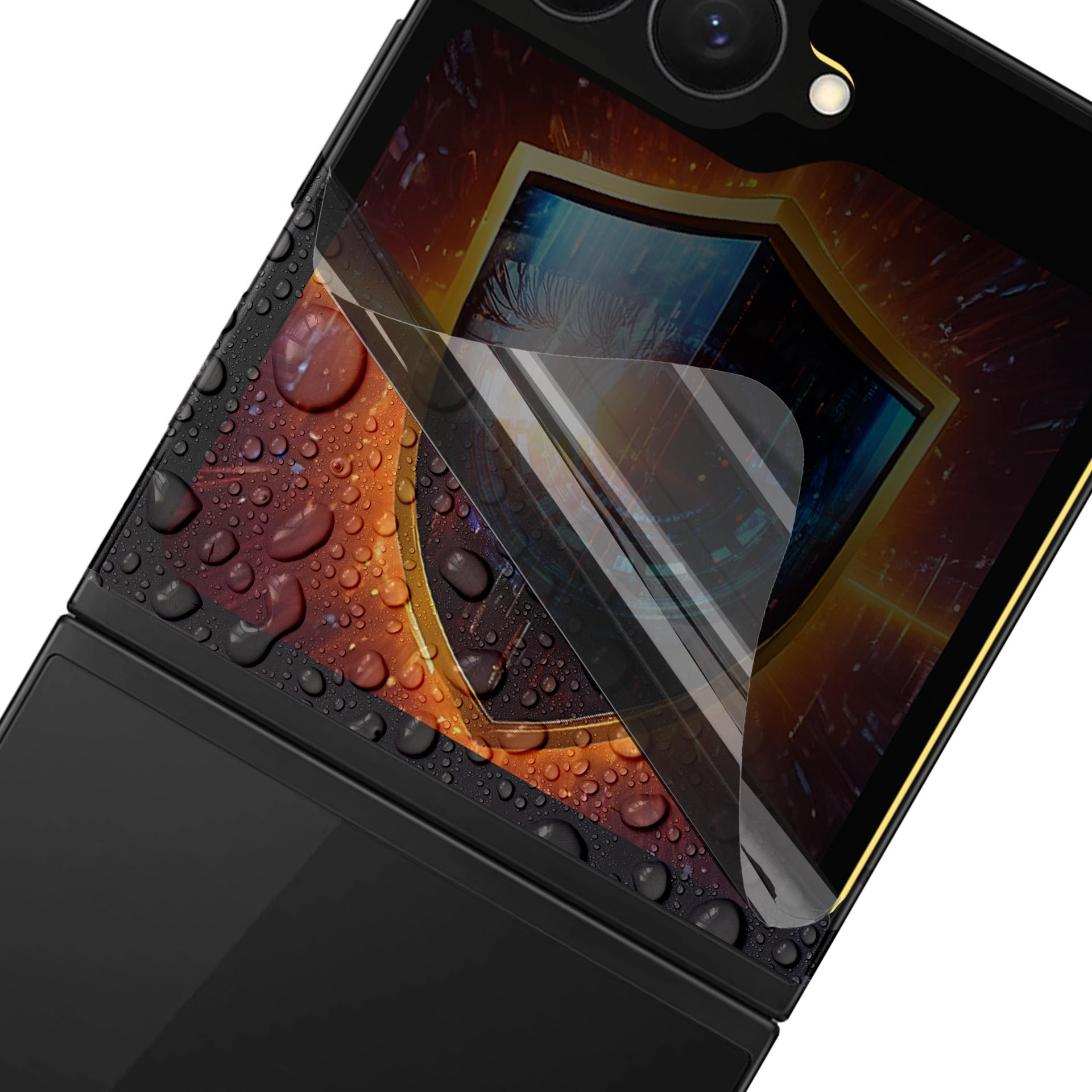 Telefono pieghevole nero con protezione schermo. Gocce d'acqua sullo schermo. Sfondo sfocato.