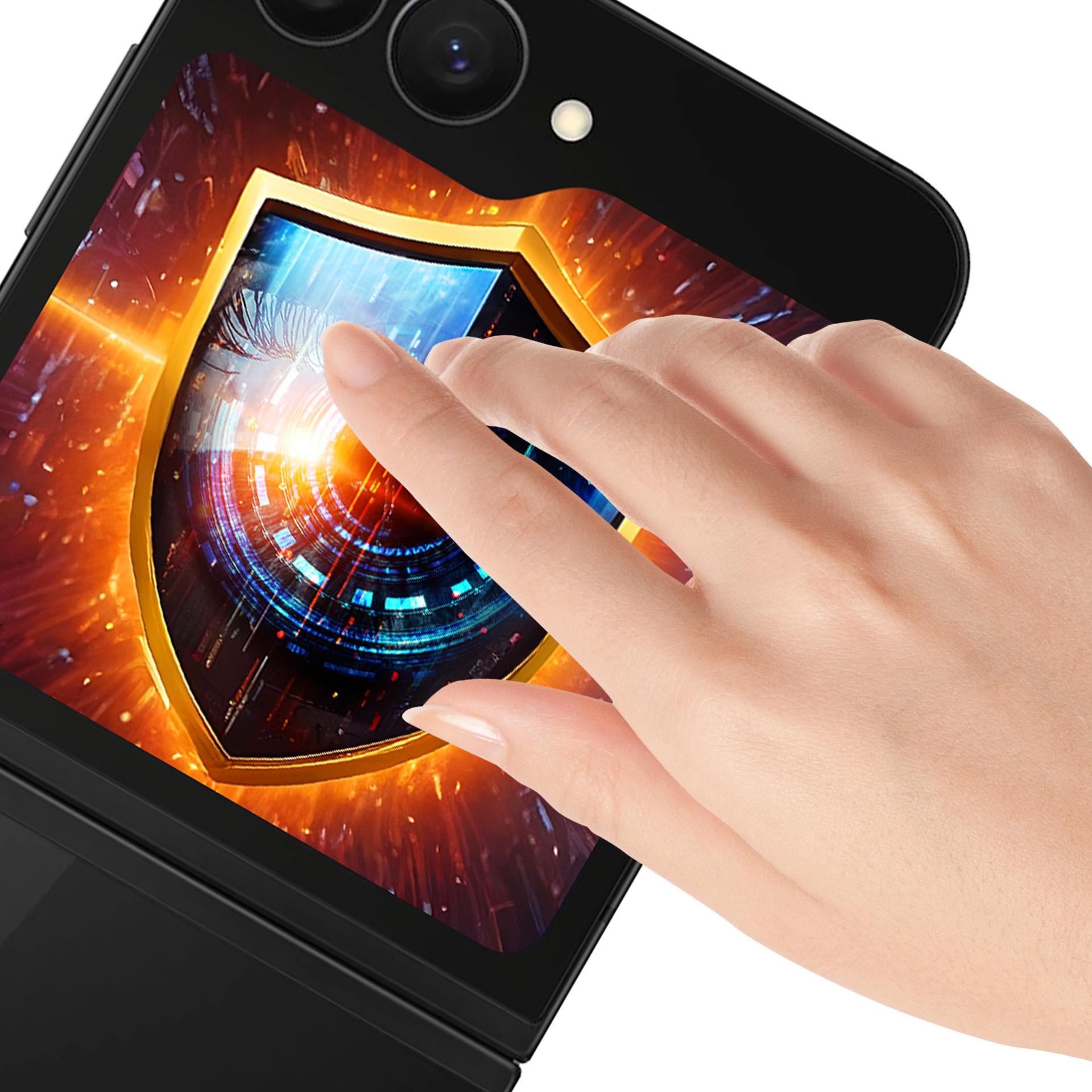 Una mano tocca lo schermo di un telefono che mostra una grafica a scudo. Il telefono è nero, lo sfondo è bianco.