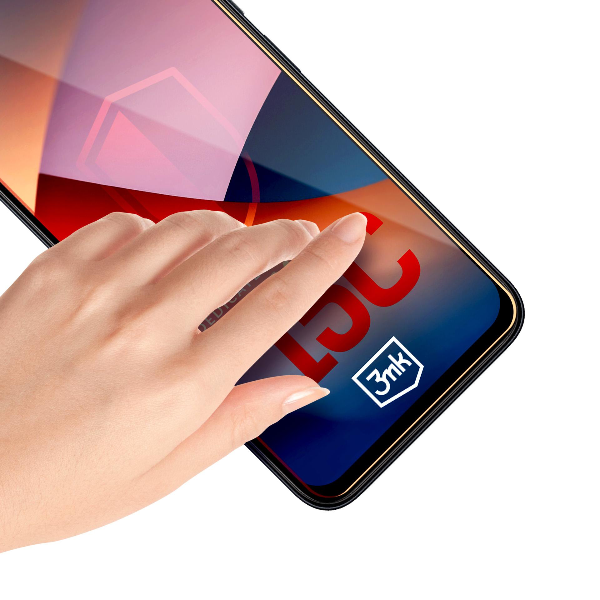 Una mano tocca una protezione per lo schermo. Lo schermo ha un design rosso e blu. La protezione mostra il testo "3nk".