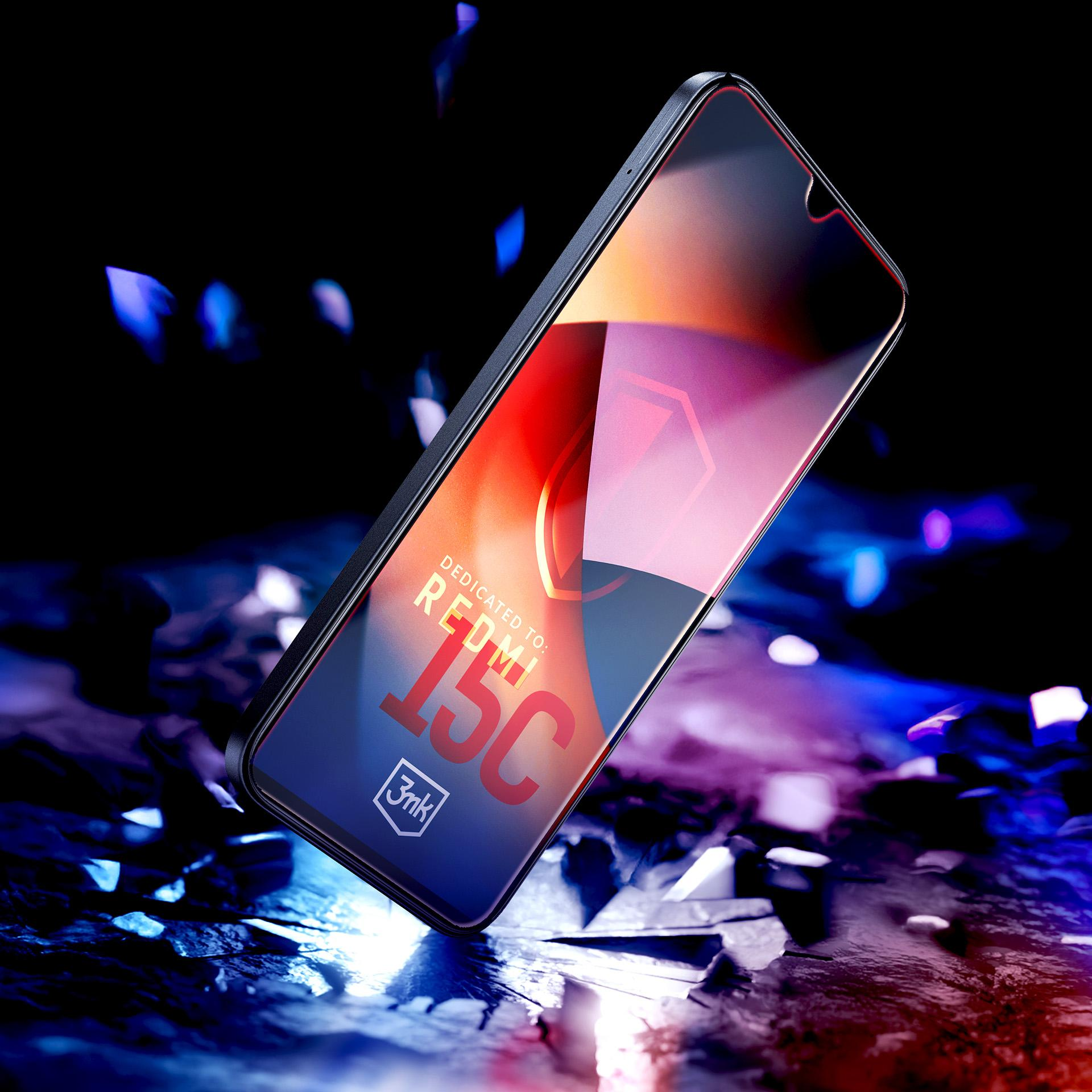 Uno smartphone con schermo 'Redmi 15C'. Il telefono è nero con dettagli rossi, su sfondo scuro e astratto.
