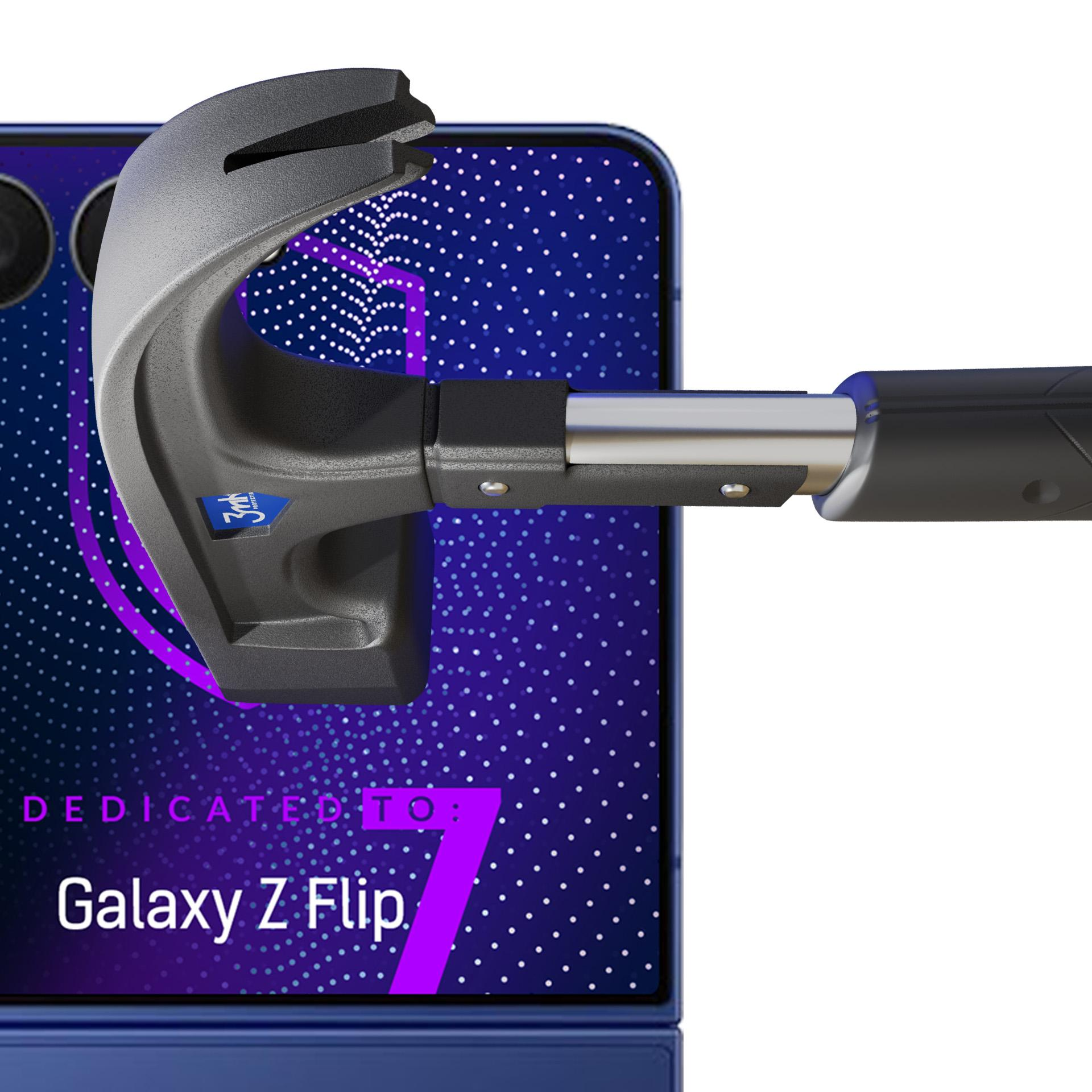 Un telefono viene testato con un martello. Il telefono è un Galaxy Z Flip. Il martello è grigio. Lo sfondo è bianco.