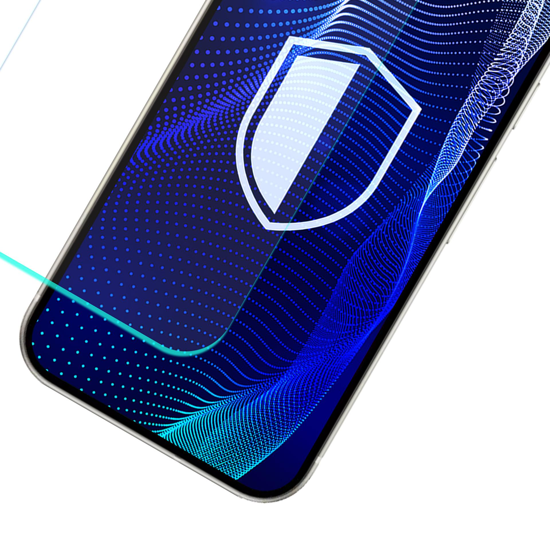 Lo schermo di uno smartphone mostra un'icona a scudo bianca su uno sfondo blu, puntinato e a forma di onda. Il telefono è angolato.